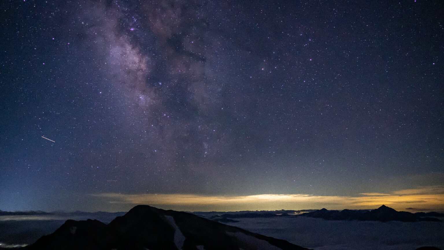 白馬山荘前の星空
