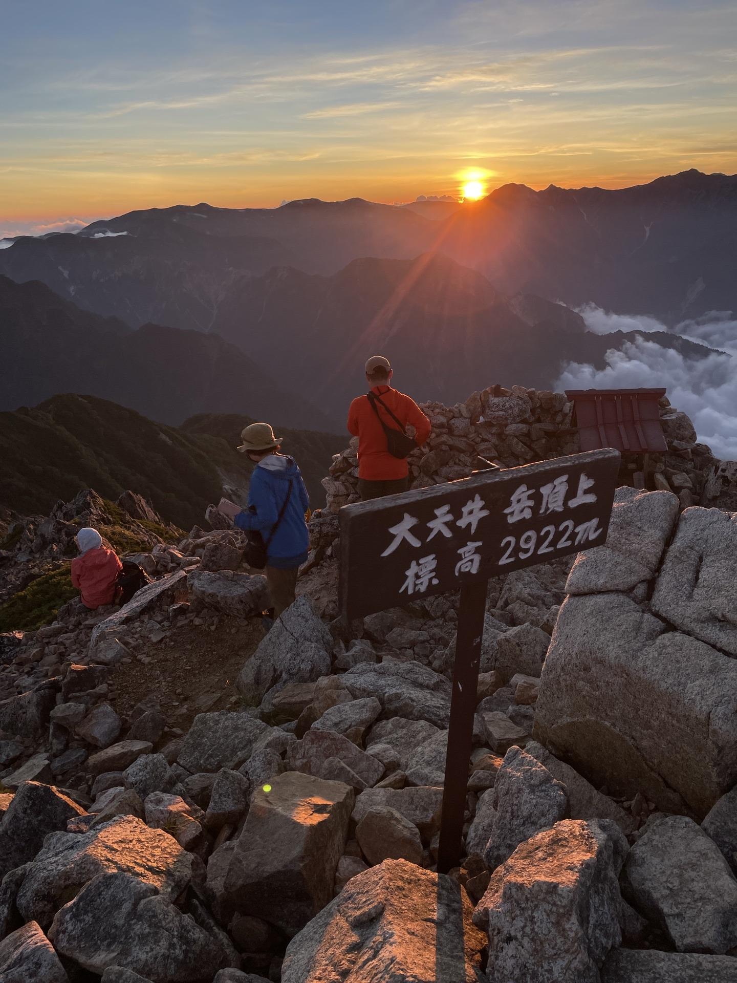 表銀座 大天井岳 夕暮れ 夕陽を見つめる、たくさんの登山者たち。