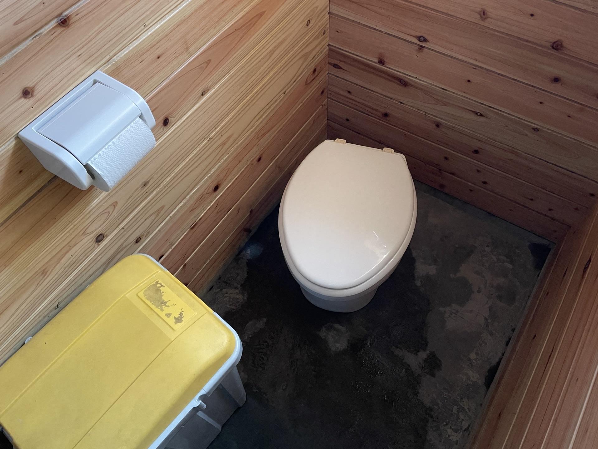 北岳 北岳肩の小屋の外トイレ 2024年9月23日16時34分撮影