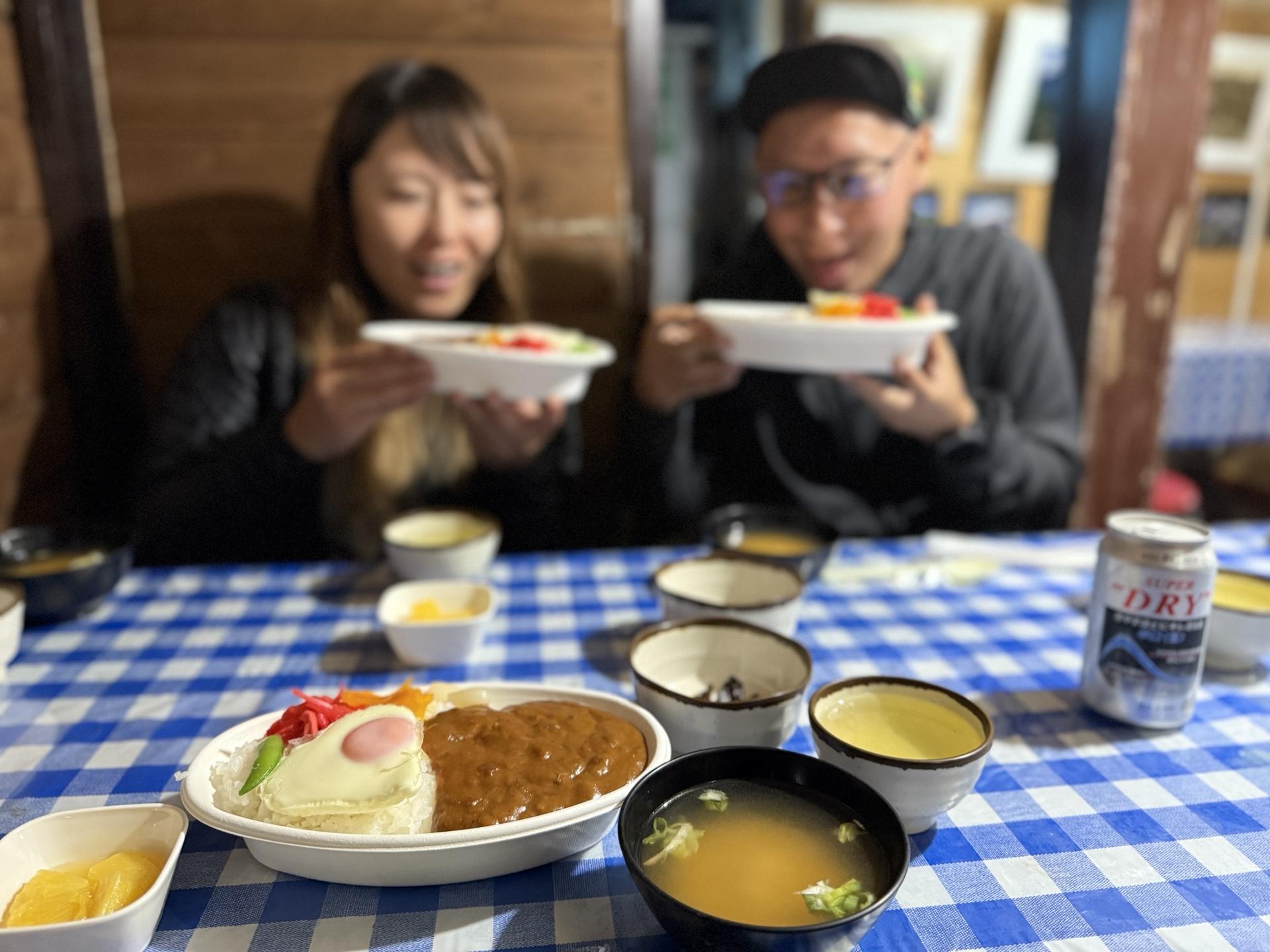 野口五郎小屋 夕食 カレーをいただく