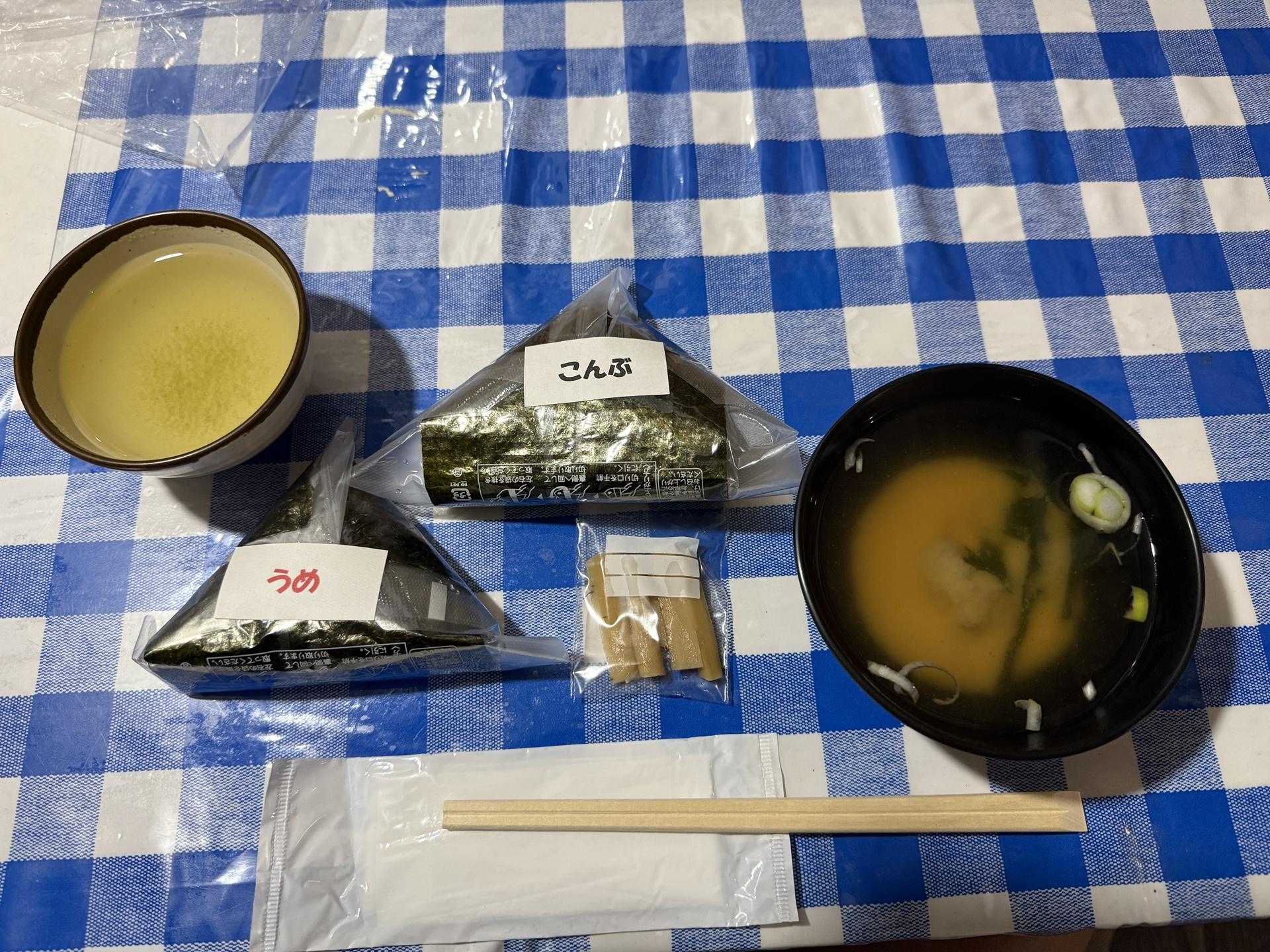 野口五郎小屋 朝ごはん おにぎりと味噌汁