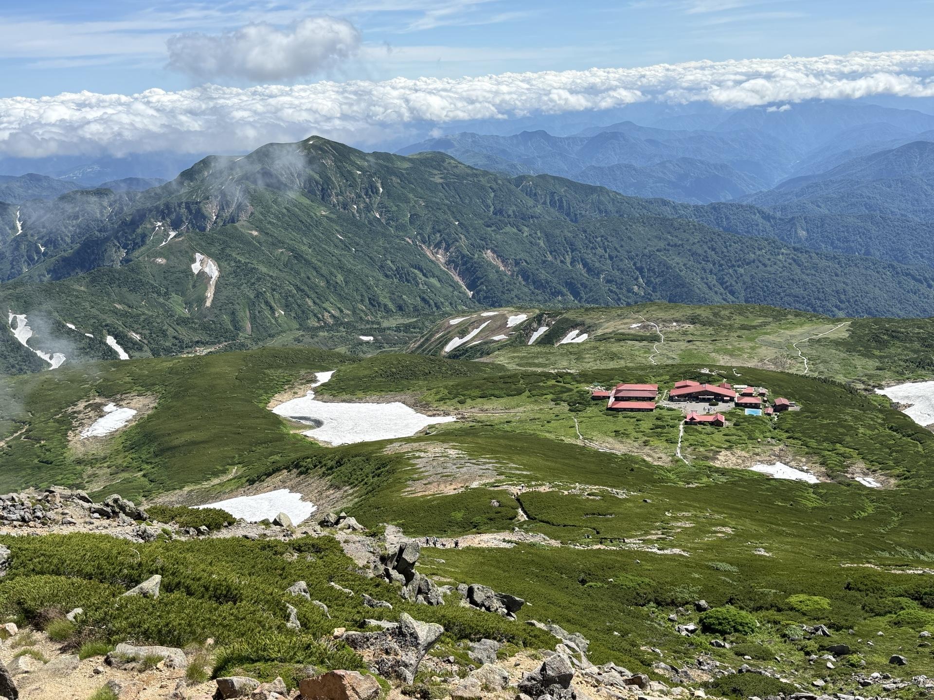 白山 御前峰から見下ろす室堂と別山