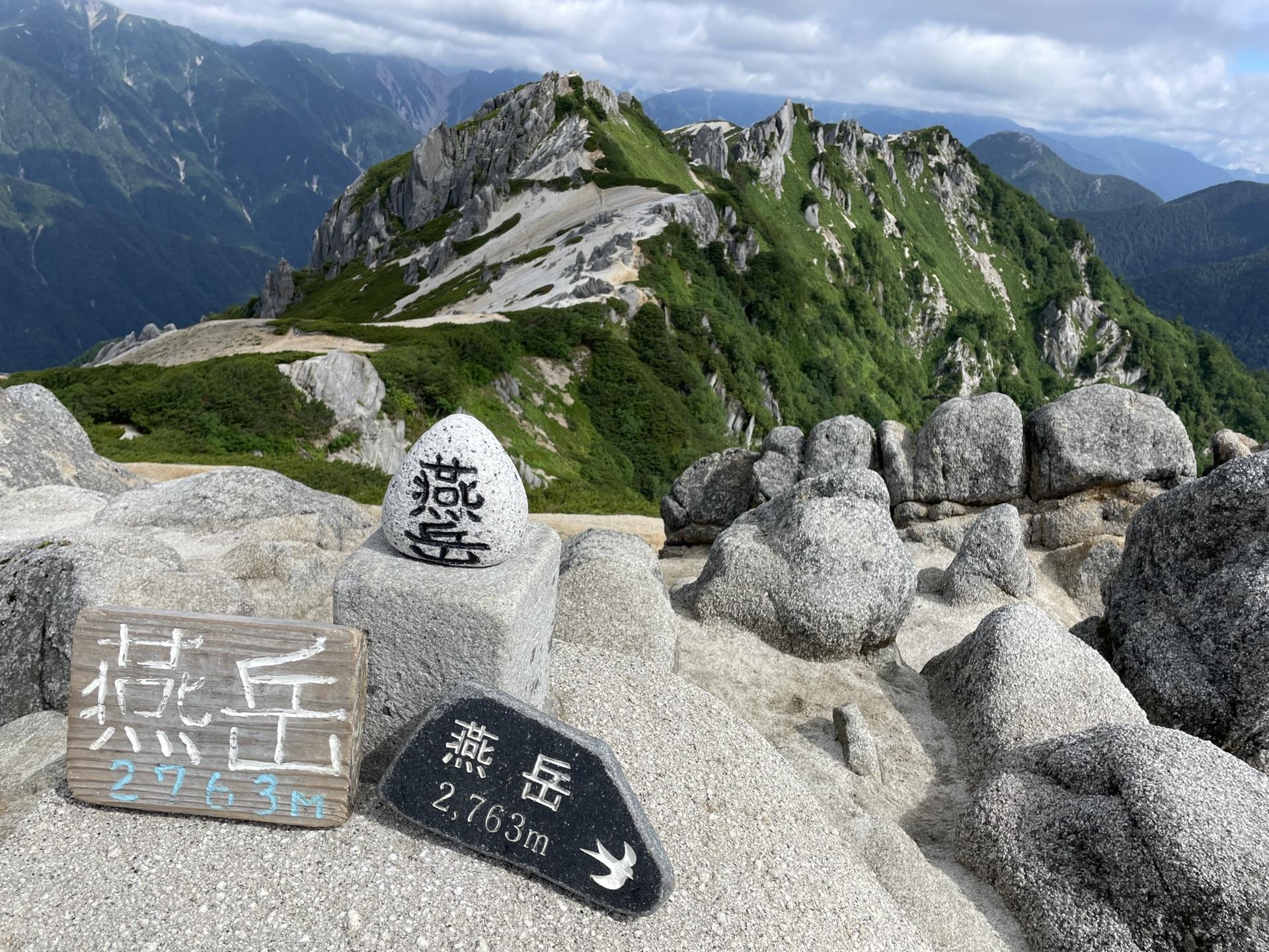 表銀座 燕岳 山頂標識 燕岳の山頂標識。デザインがかわいいと評判です。