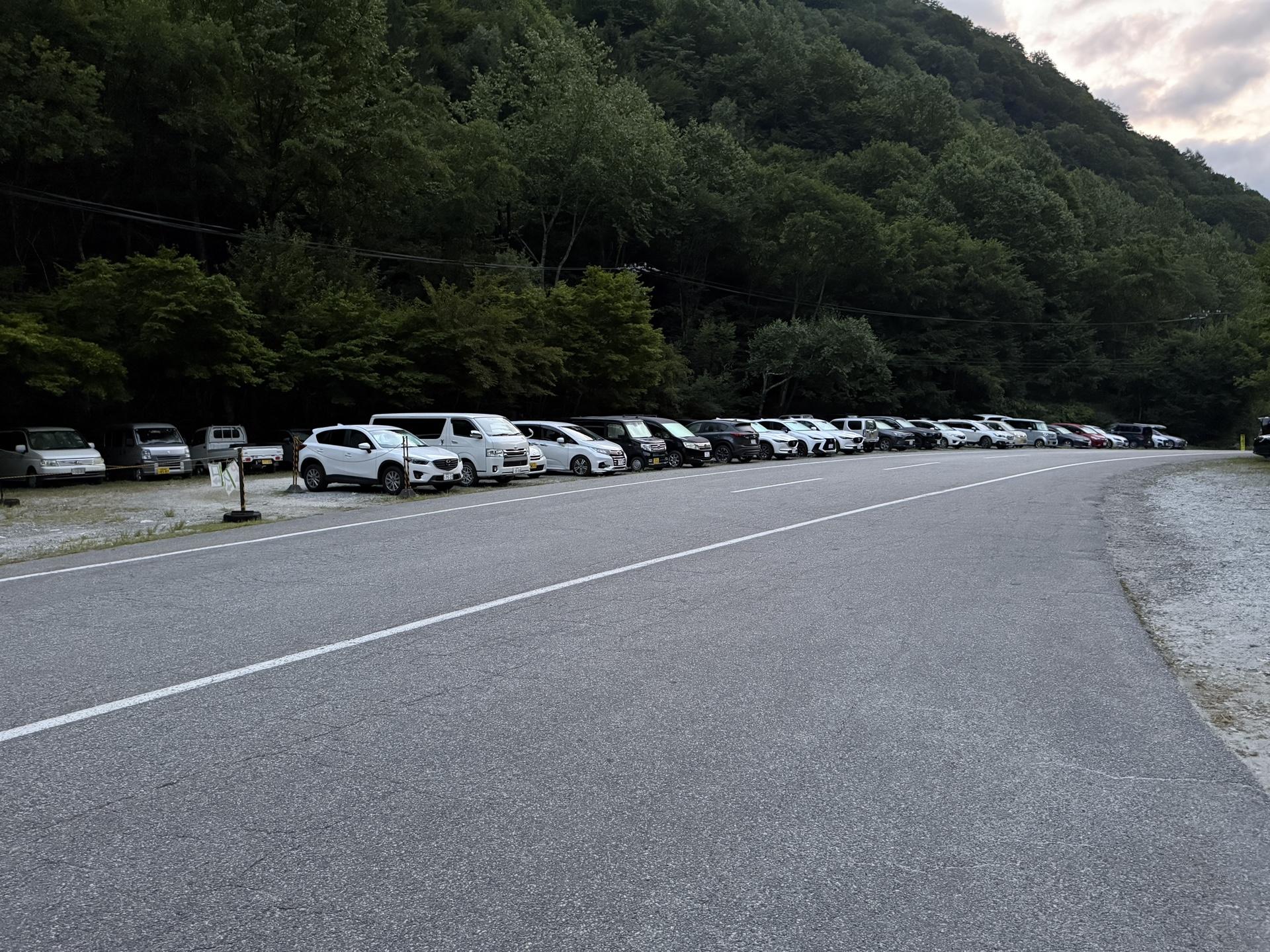 裏銀座 七倉山荘前 駐車スペース 約80台