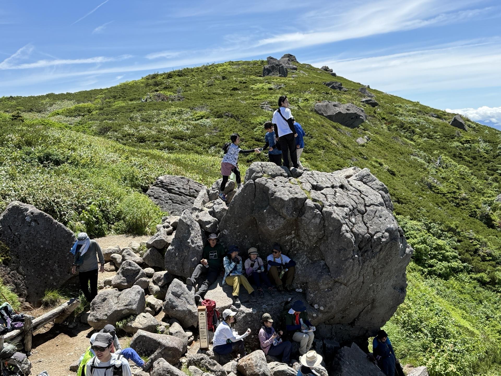 白山 黒ボコ岩 登山者の休憩スポット