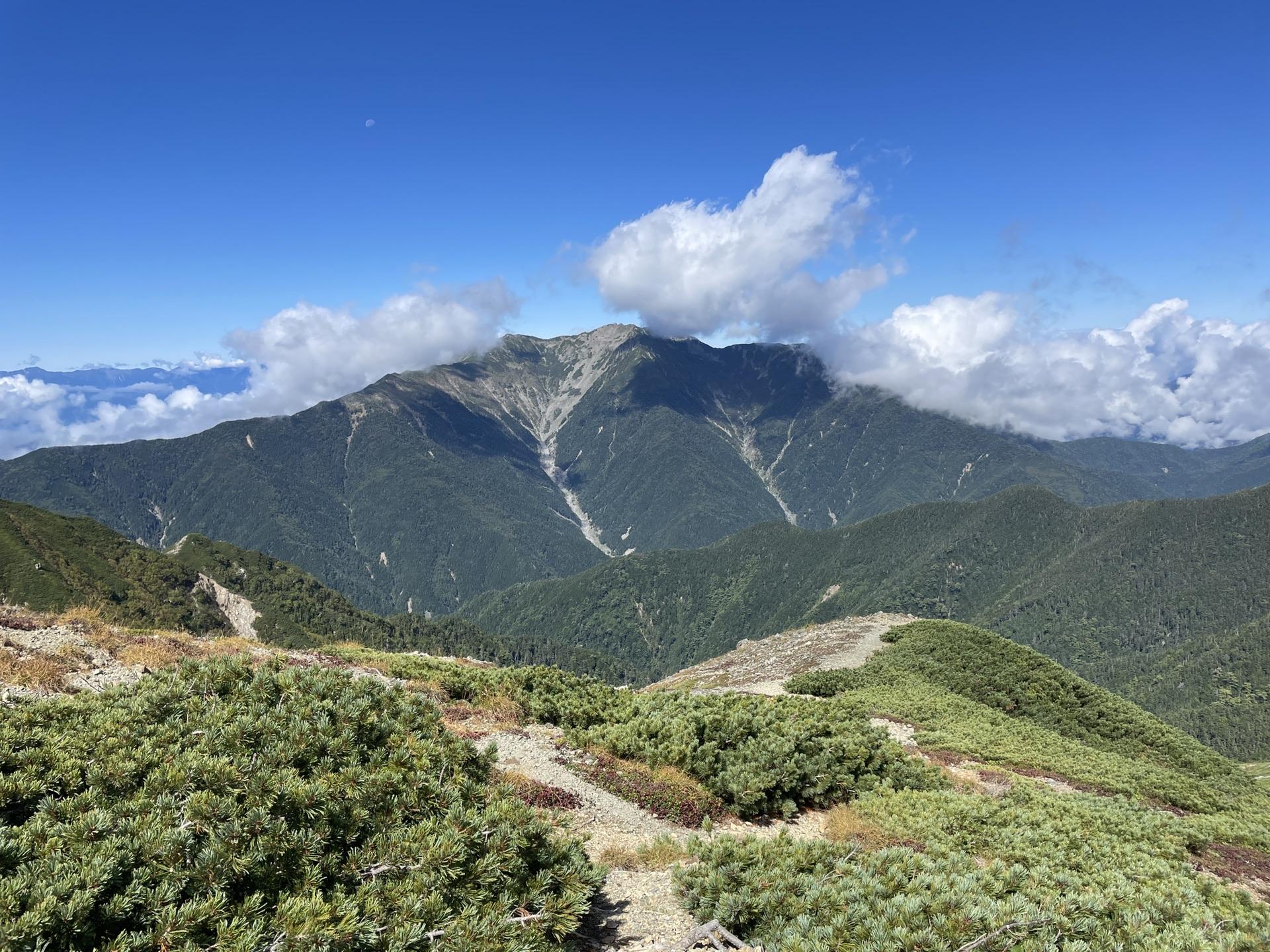 北岳 稜線から望む仙丈ヶ岳 2024年9月23日10時10分撮影
