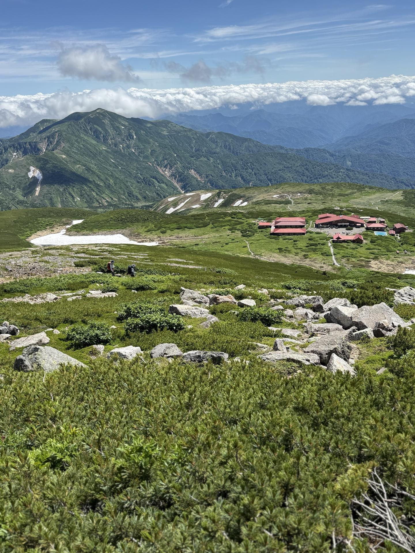 白山 御前峰への登り 室堂と雲海と別山を振り返る
