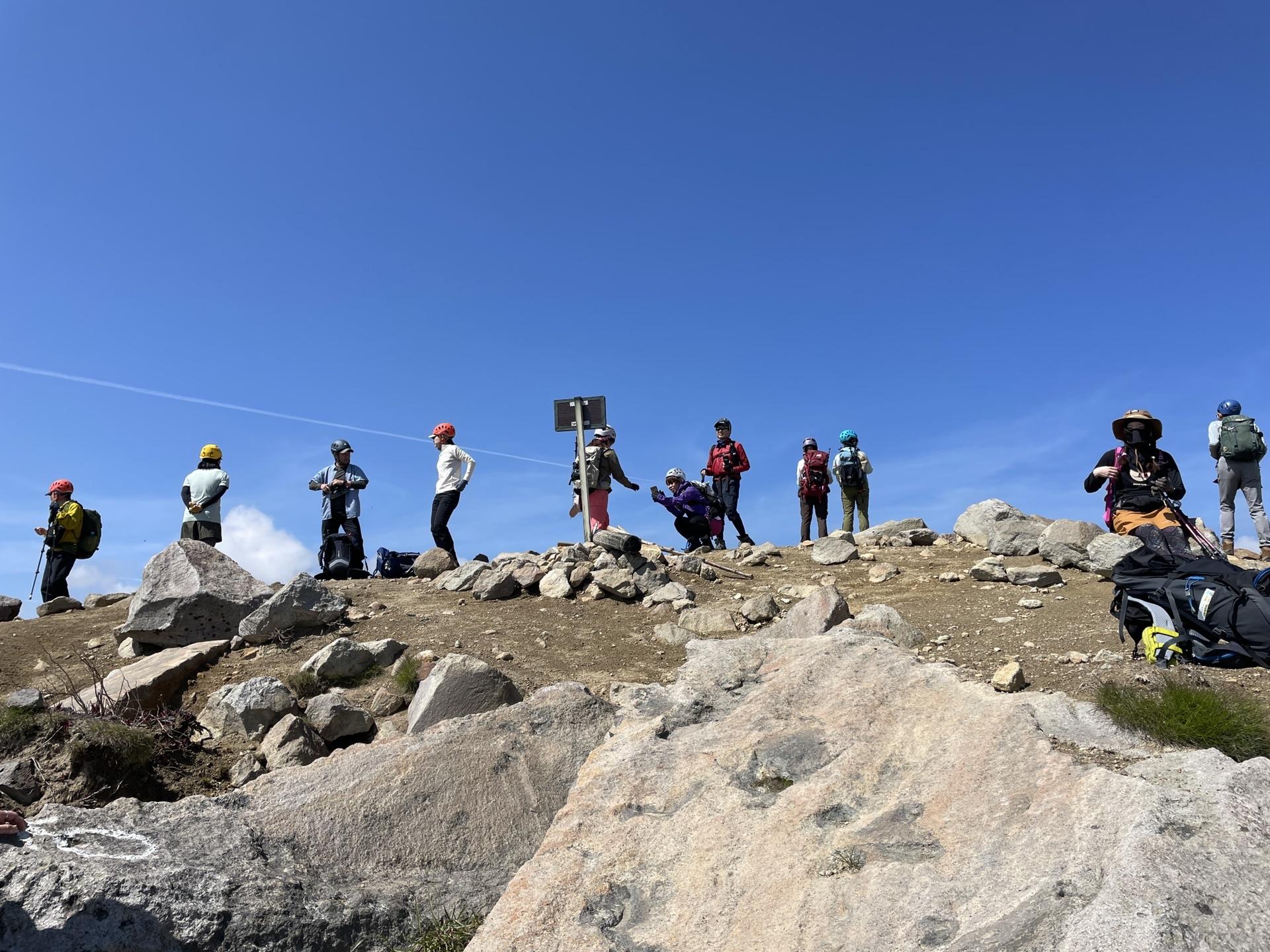 焼岳北峰 山頂 登山者 賑わい