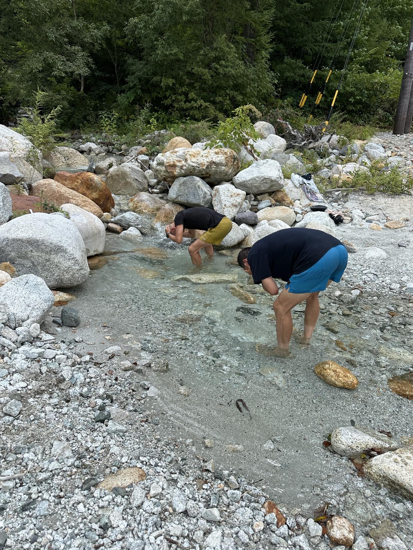 湯俣温泉 沢で頭を洗う