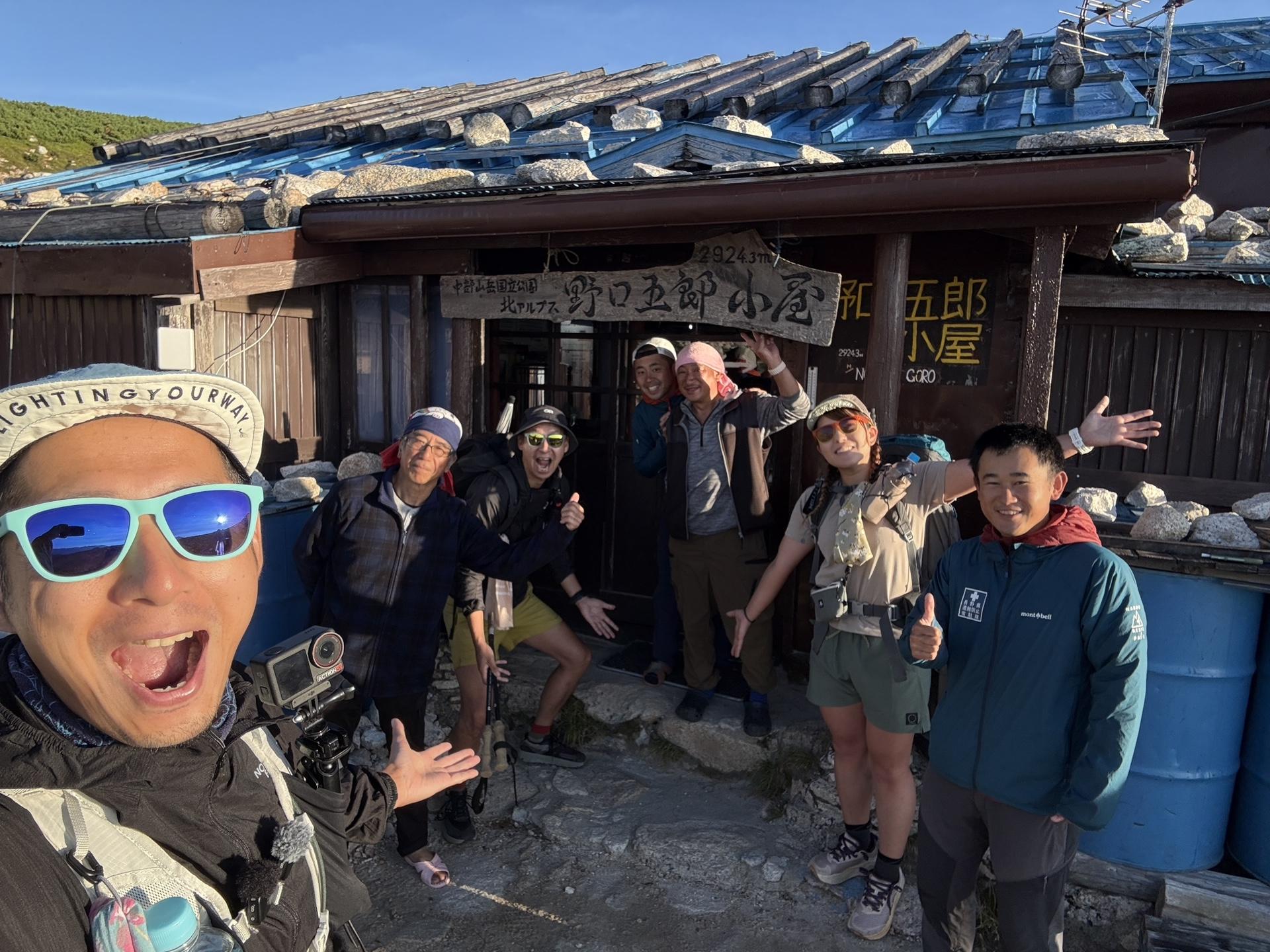 裏銀座 野口五郎小屋 常駐隊と記念撮影
