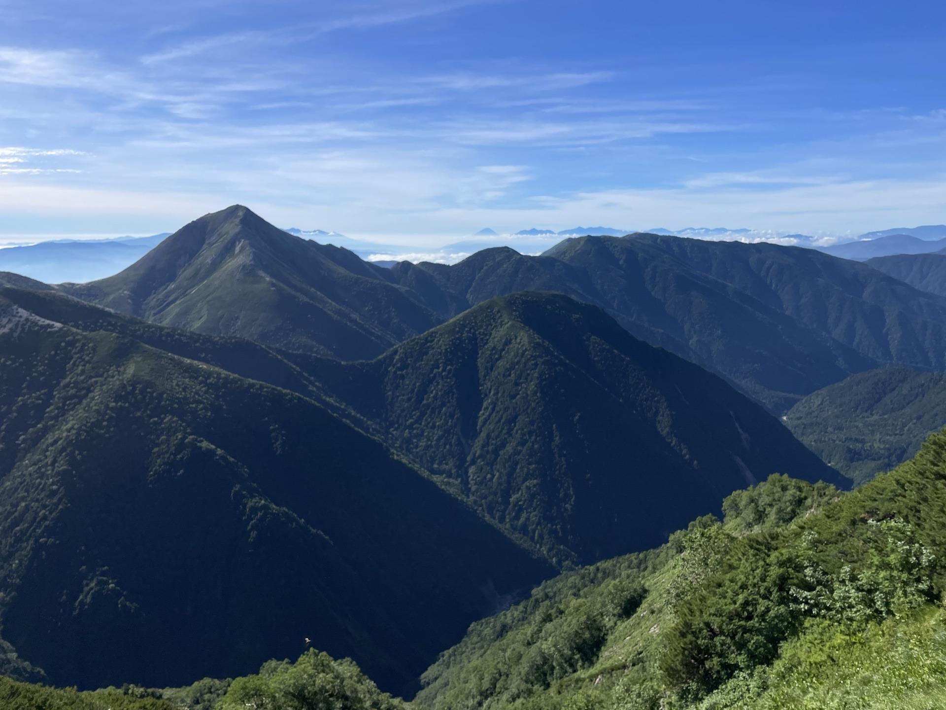 表銀座 西岳 常念岳と蝶ヶ岳の堂々たる姿。歩いてきた稜線がくっきり見渡せます。