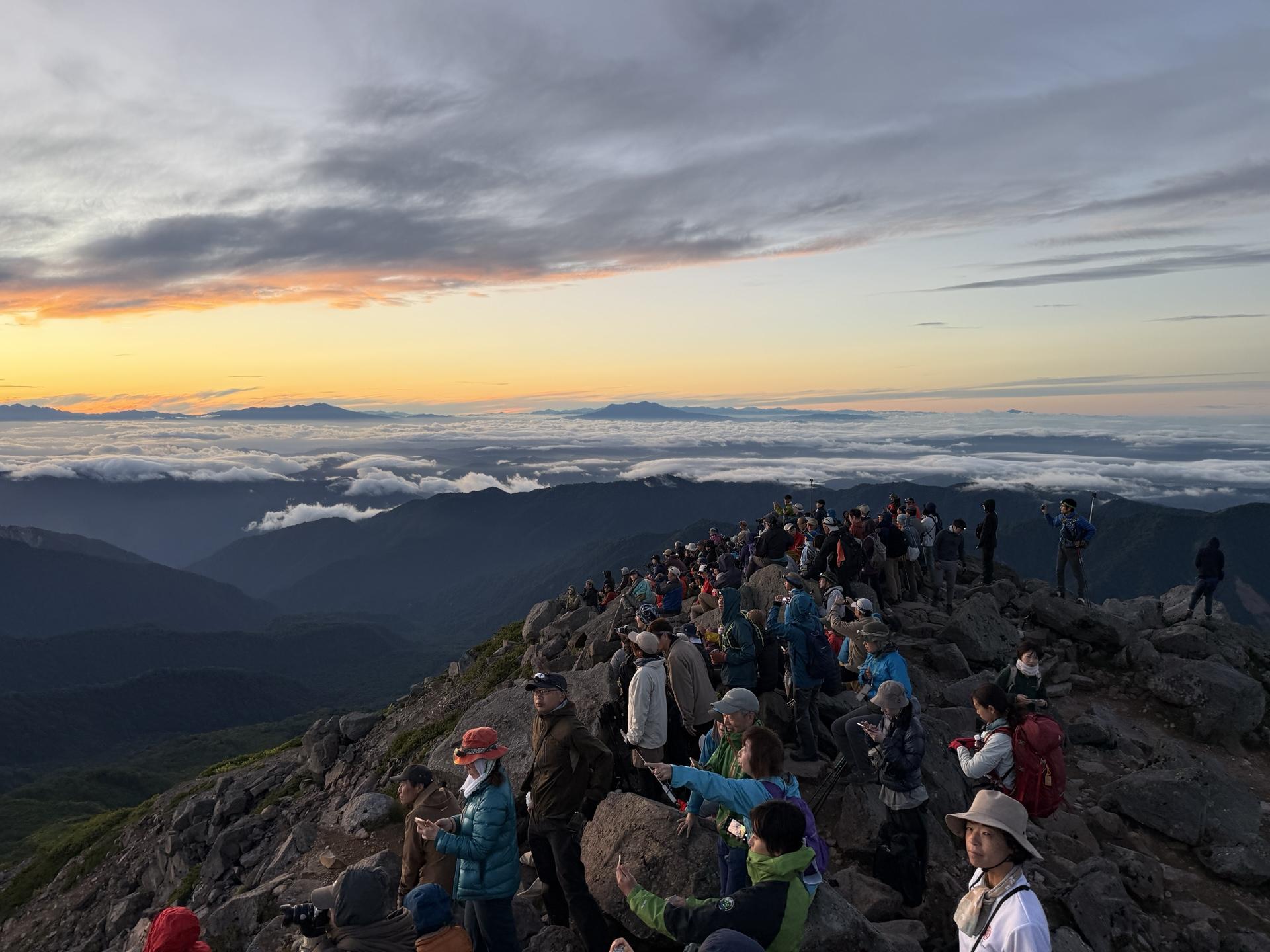 白山 ご来光を待つ人々