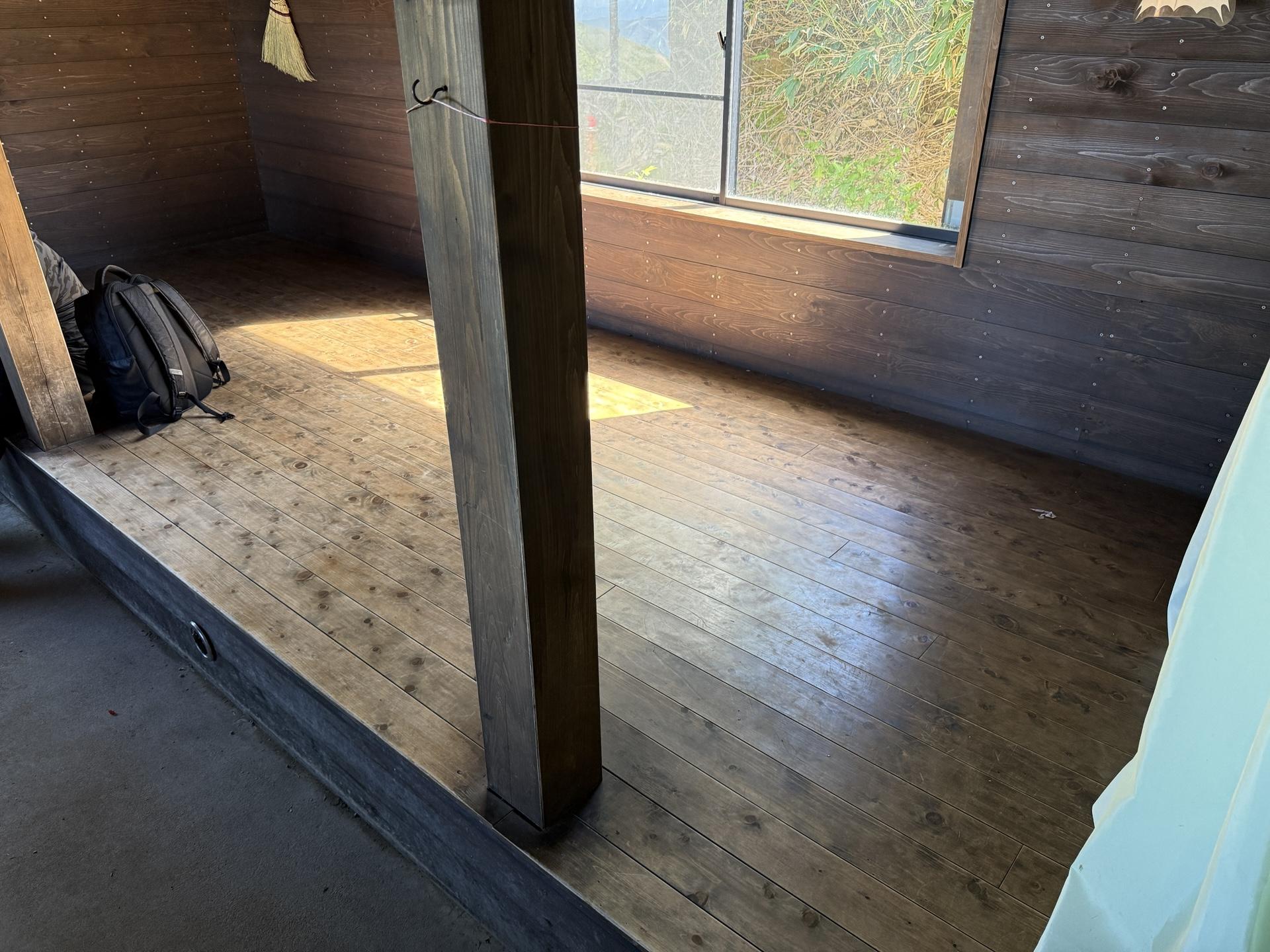 白山 甚之助避難小屋の中も休憩に便利