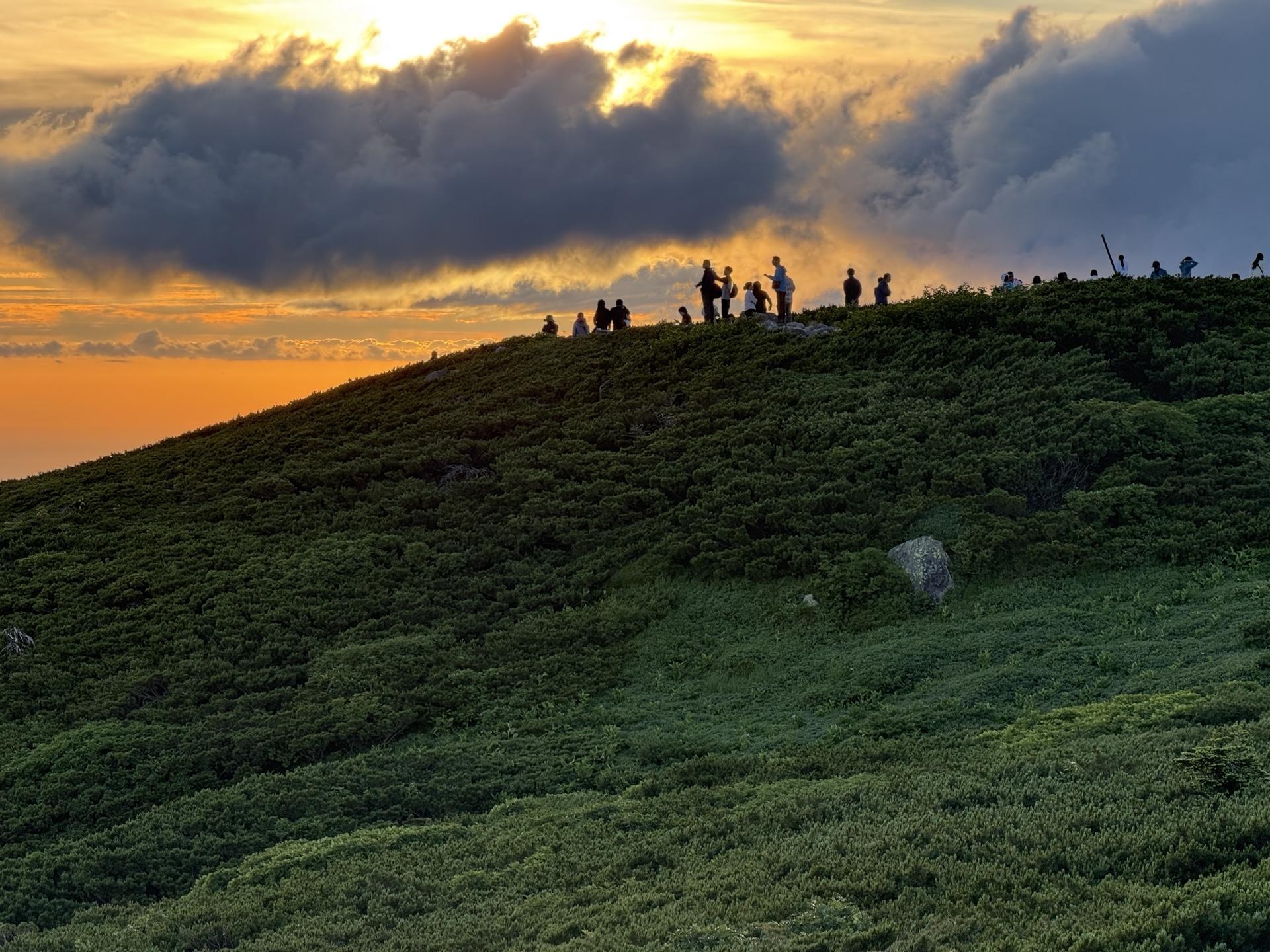 白山 第一展望台で夕陽を待つ人々