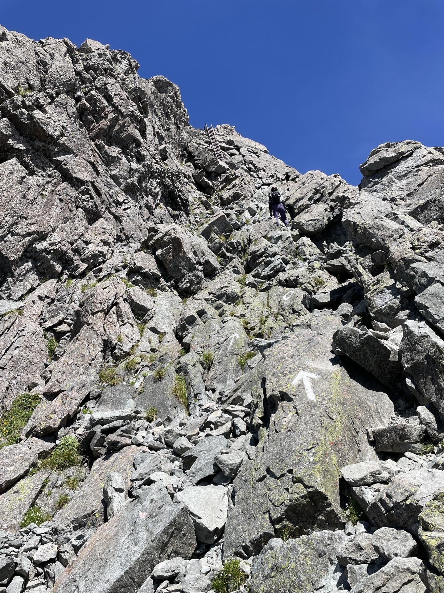 表銀座 槍ヶ岳 穂先 穂先に取りつく登山者。鎖と岩場が連続します。