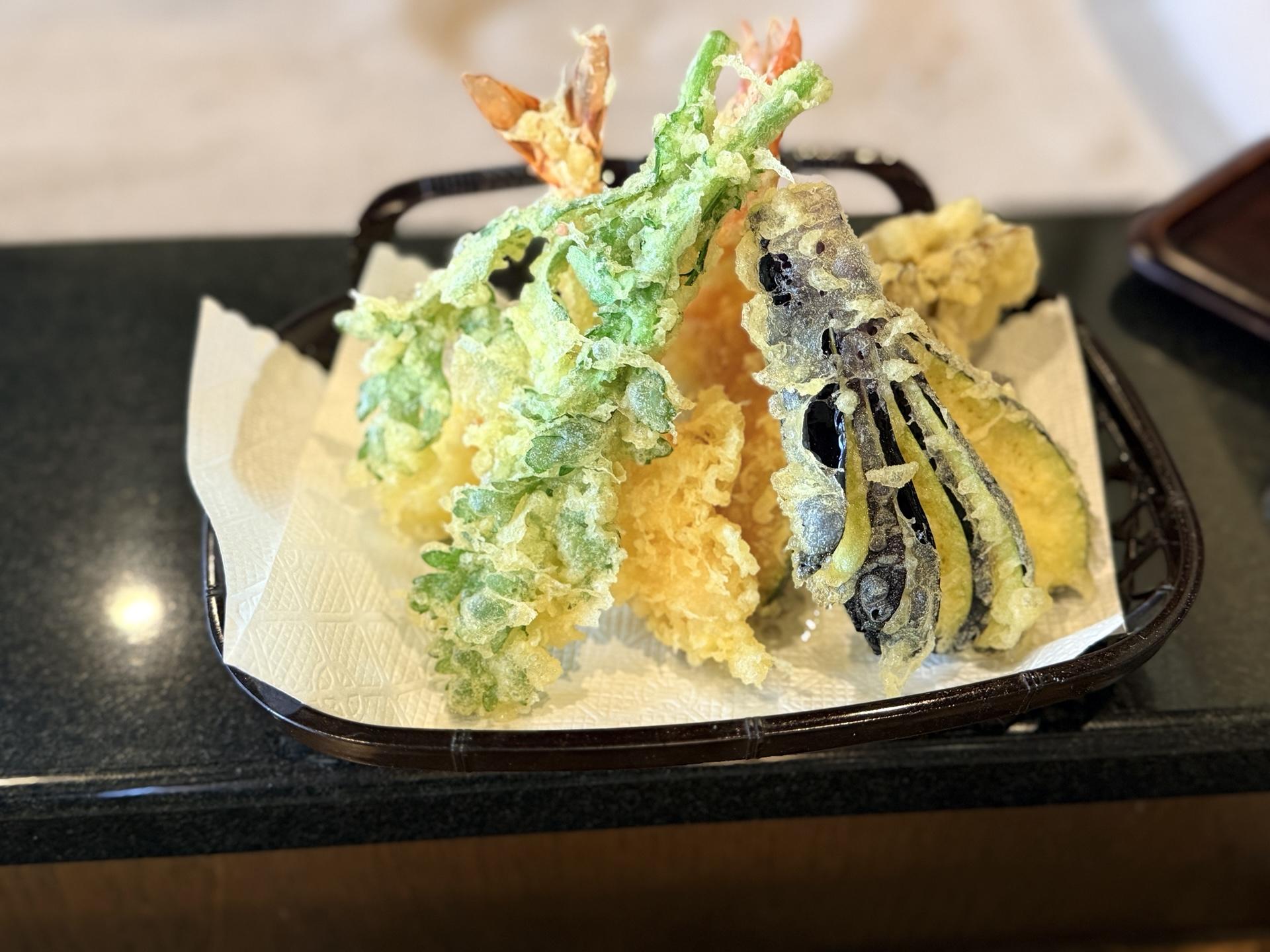 平標山 天ぷら盛り合わせ1,100円。海老2本入りが嬉しい