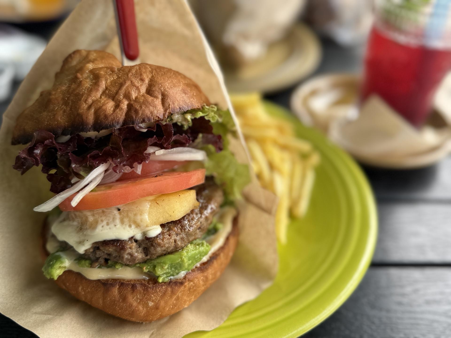 サウンズ・ライク・カフェのアボカドバーガー