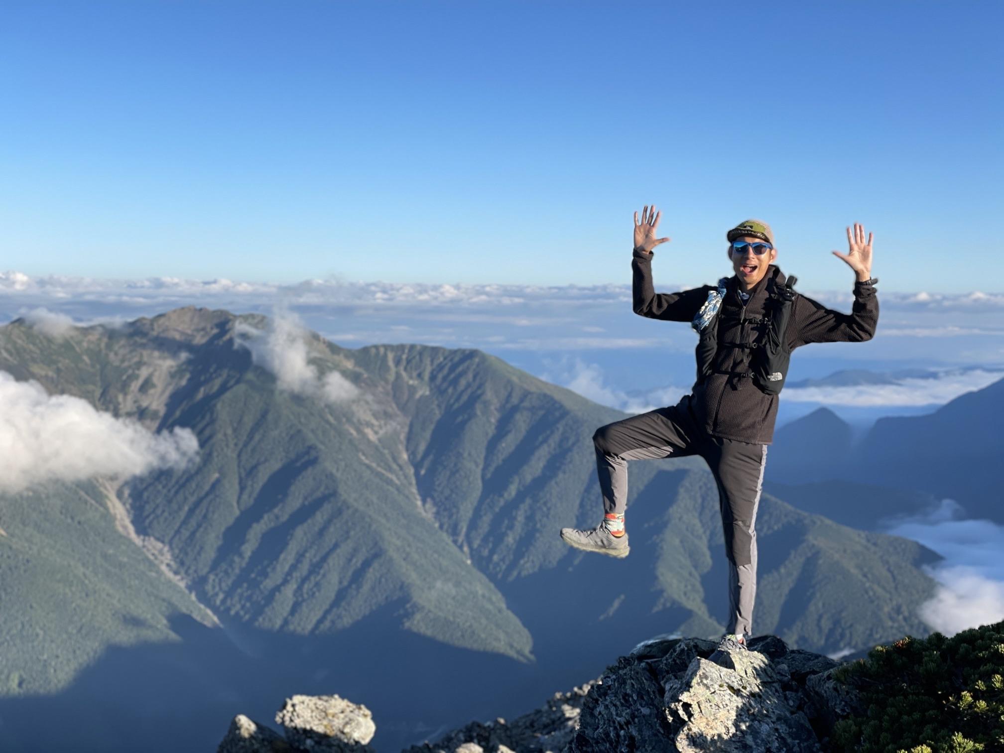 北岳 北岳山頂 仙丈ヶ岳を背景に 2024年9月24日6時24分撮影
