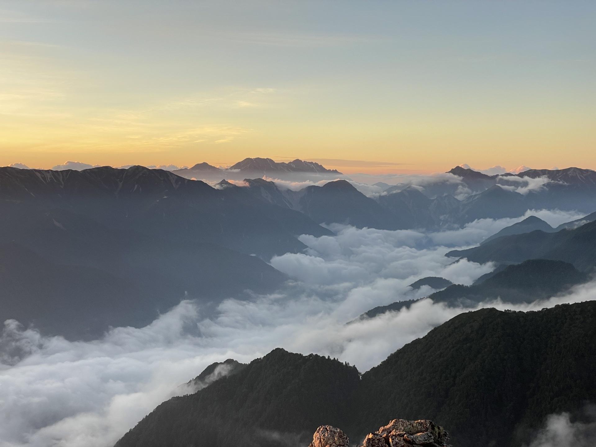 表銀座 大天井岳 夕焼け 雲海が茜色に染まる、稜線泊ならではのひととき。