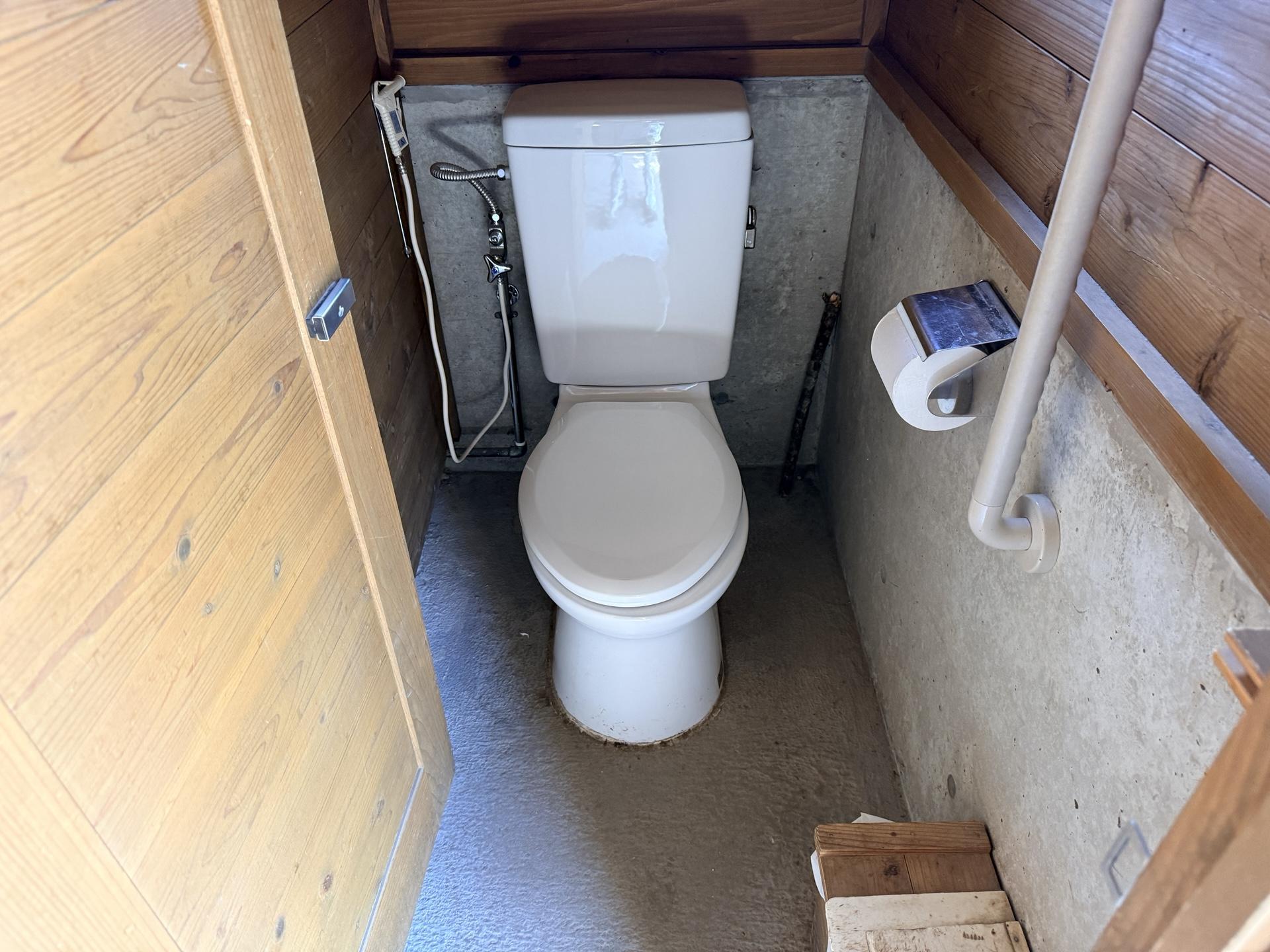 平標山 トイレは水洗式(チップ制)