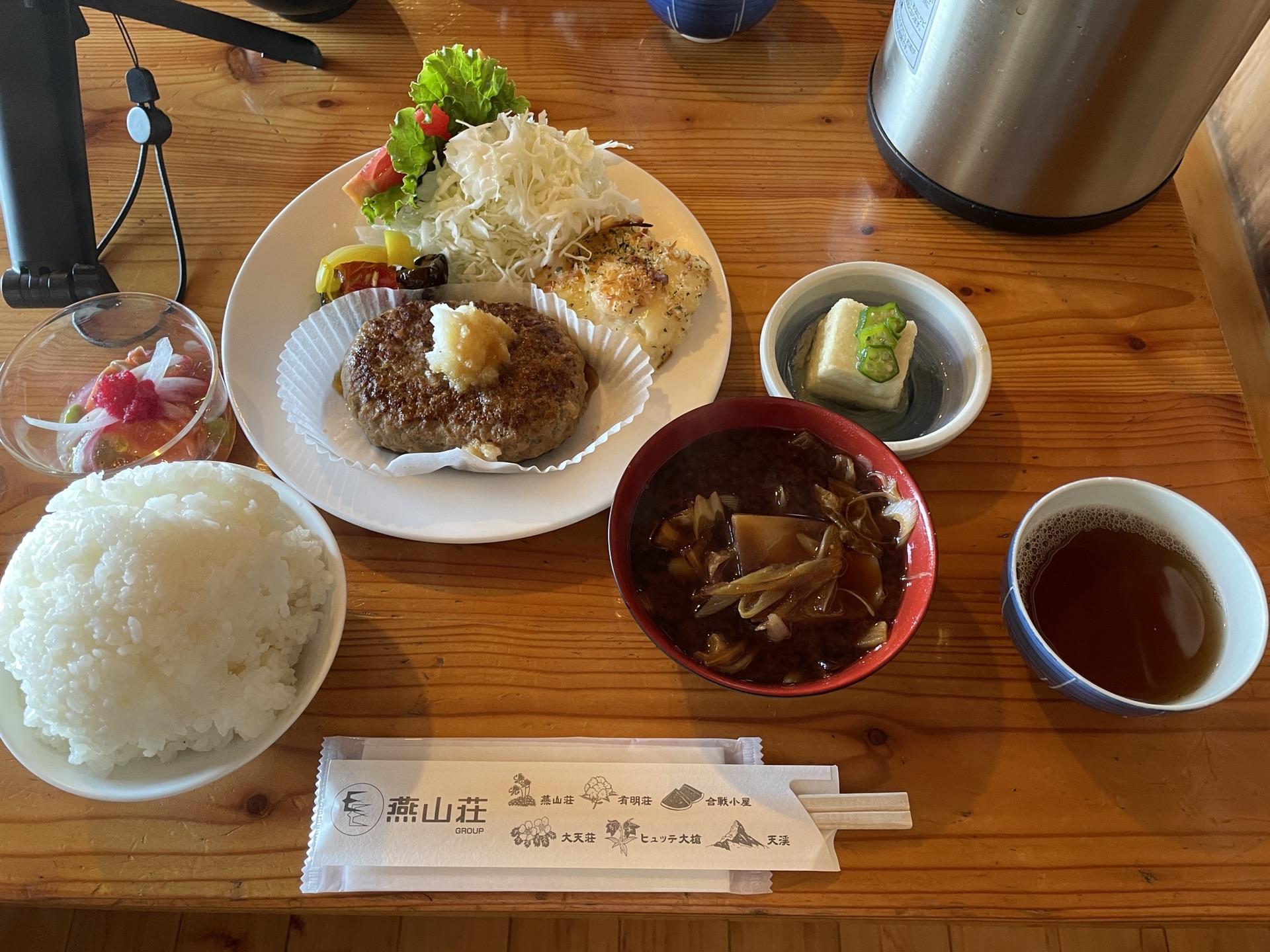 表銀座 大天荘 ヘリ 夕食 夕食は和風ソースのハンバーグ。山の上とは思えない一皿。