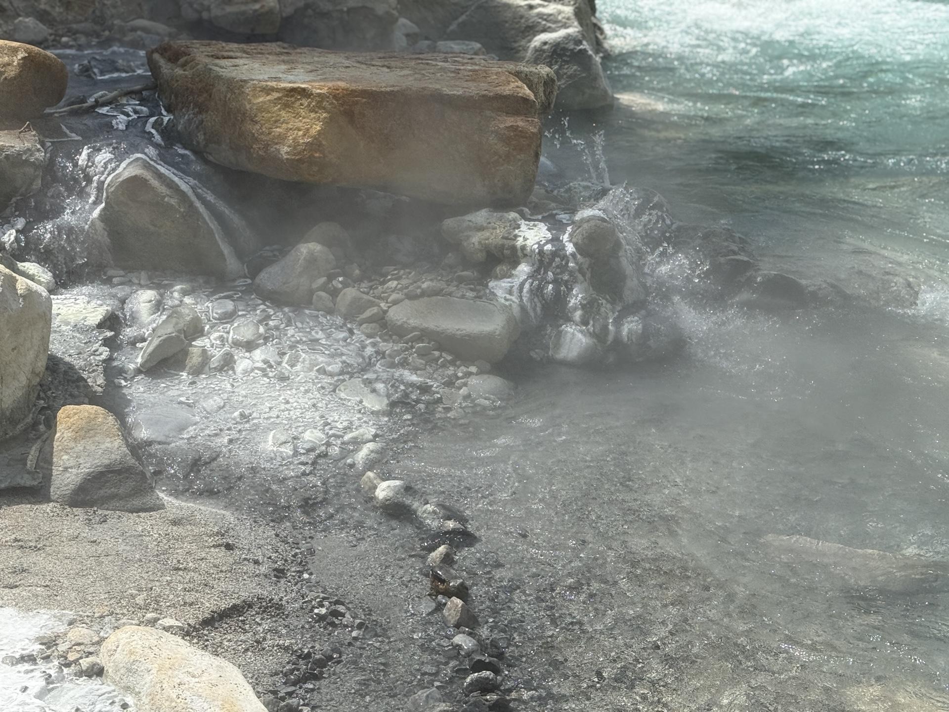 湯俣温泉 野天風呂 石で囲った湯だまり