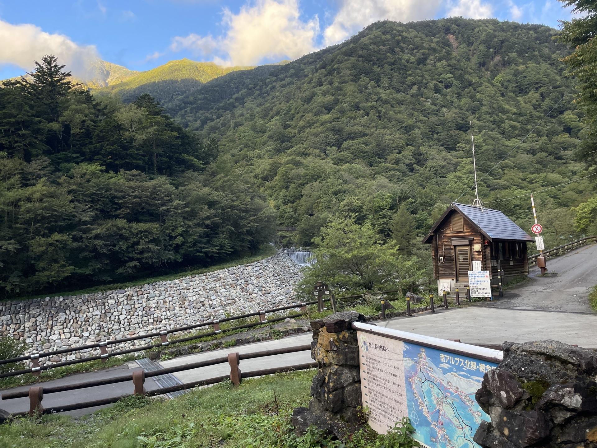 北岳 広河原から見上げる山頂方面 2024年9月23日6時16分撮影