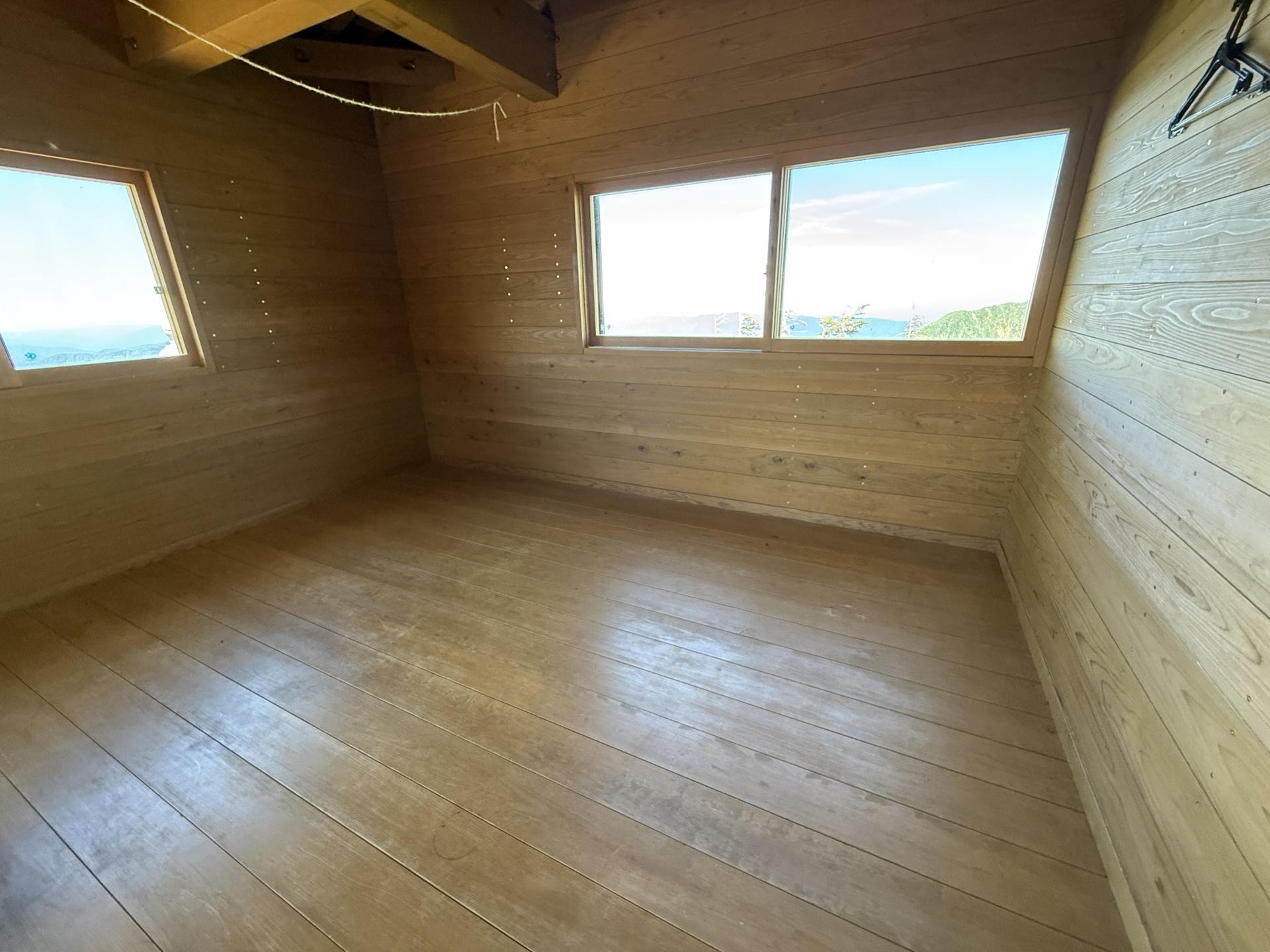 白山 殿ヶ池避難小屋 内観（とても綺麗）