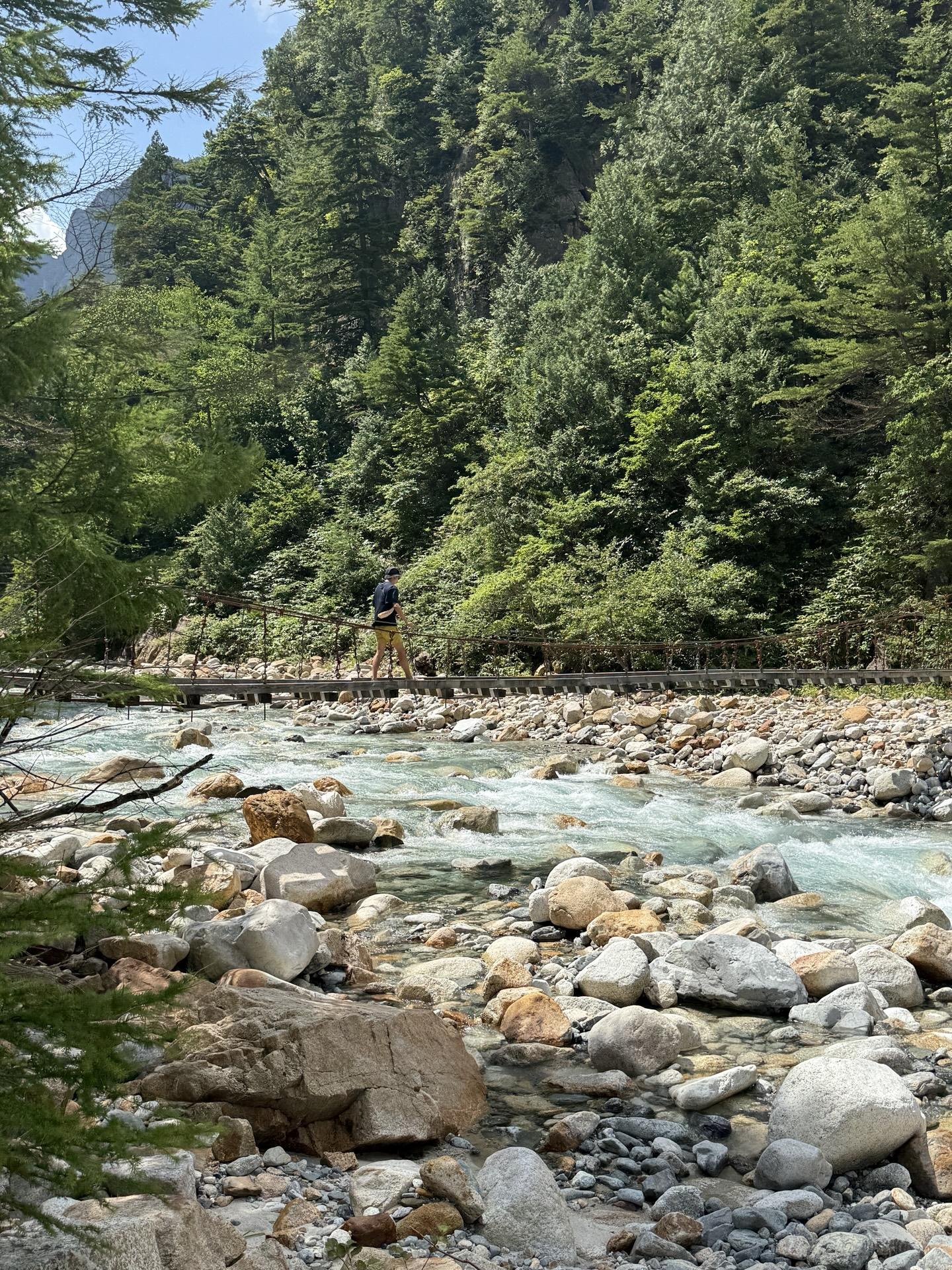 湯俣温泉 野天風呂へ 吊り橋を渡る