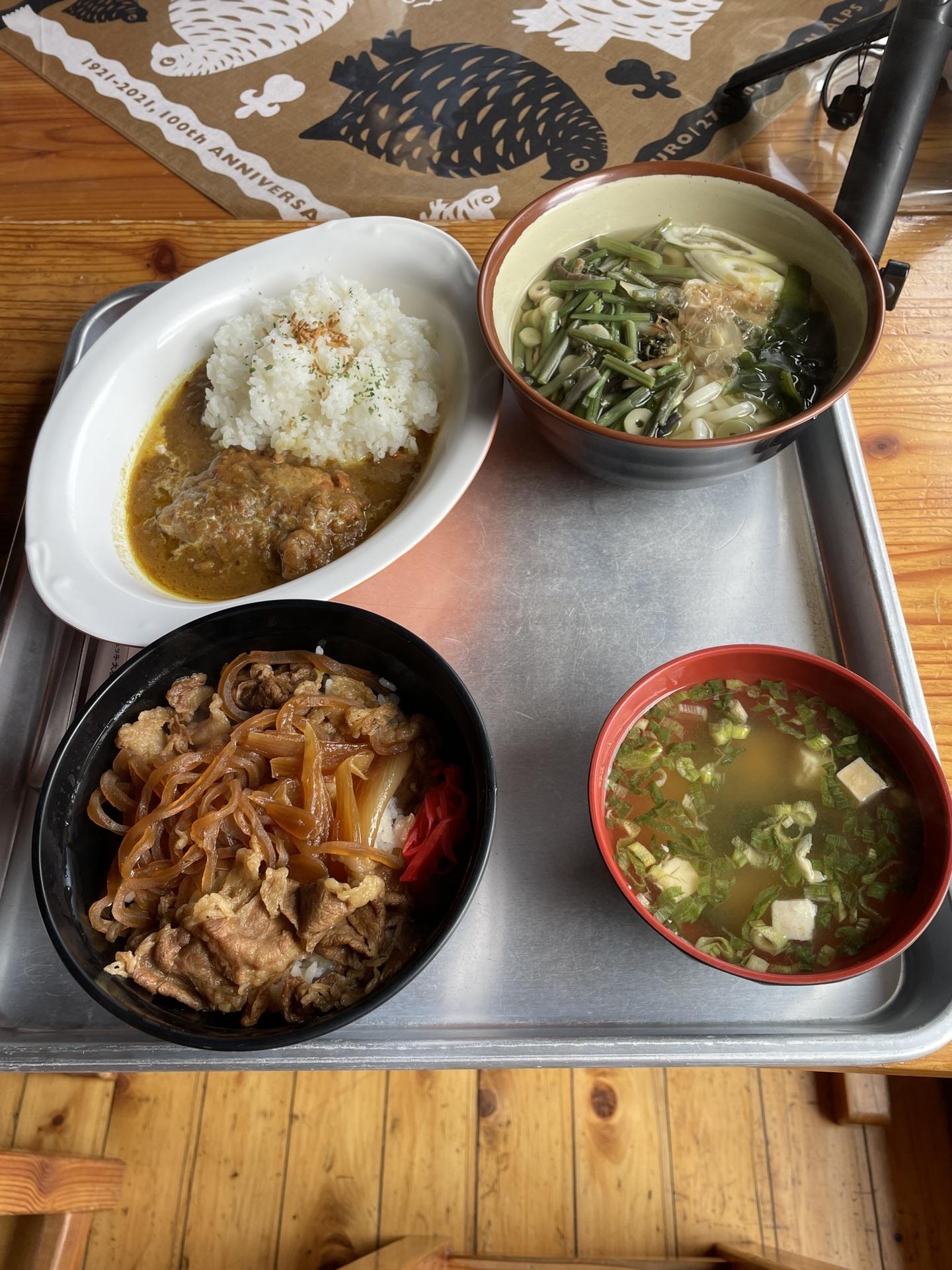 表銀座 燕岳 山頂標識 燕山荘に戻ってランチ。営業開始に合わせてひと休み。