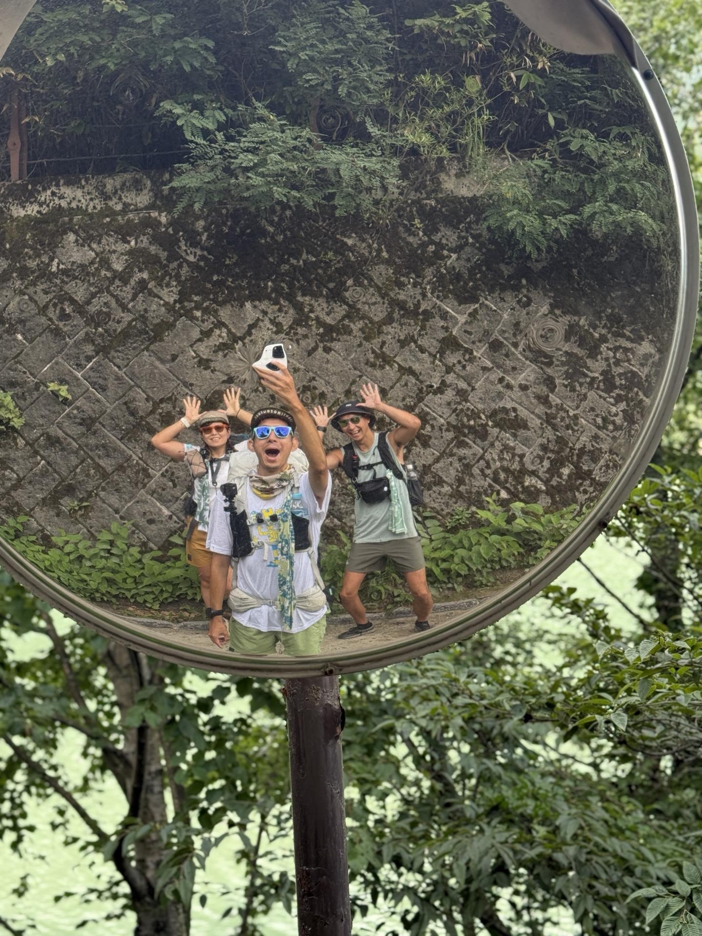 裏銀座 下山 高瀬ダムへ みんなでポーズ