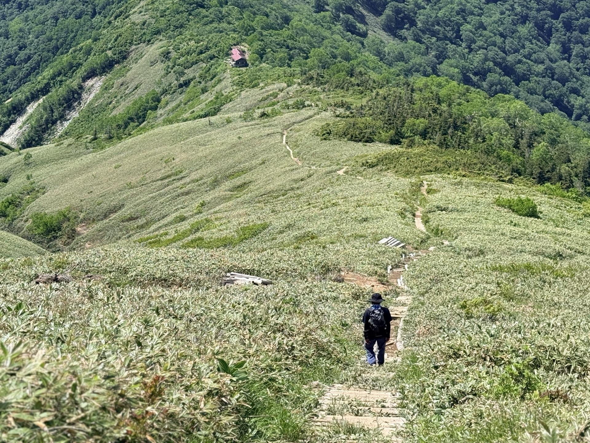 平標山 赤い屋根が目印の平標山の家が見えてきた