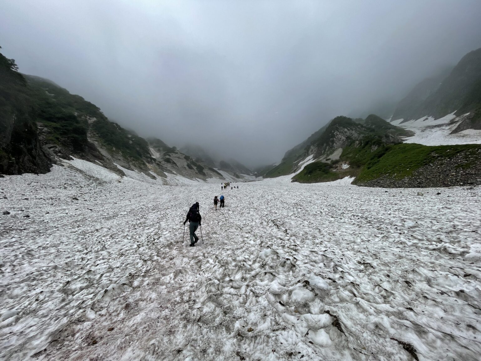 白馬大雪渓を登る登山者