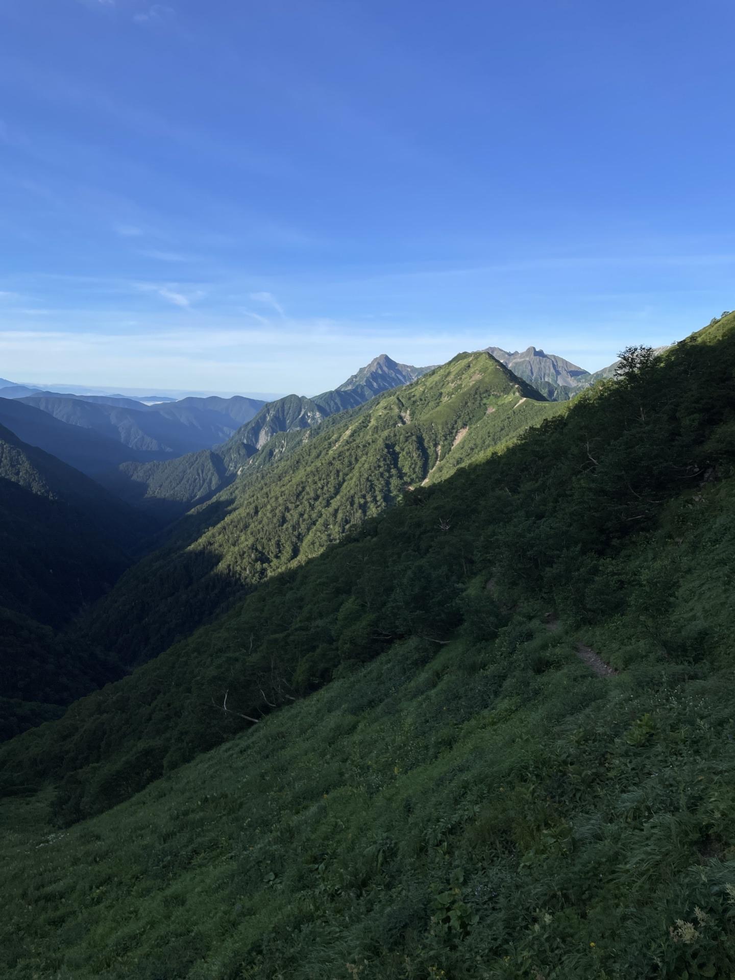 表銀座 稜線 展望 前穂高岳と吊り尾根。穂高連峰の迫力に圧倒されます。