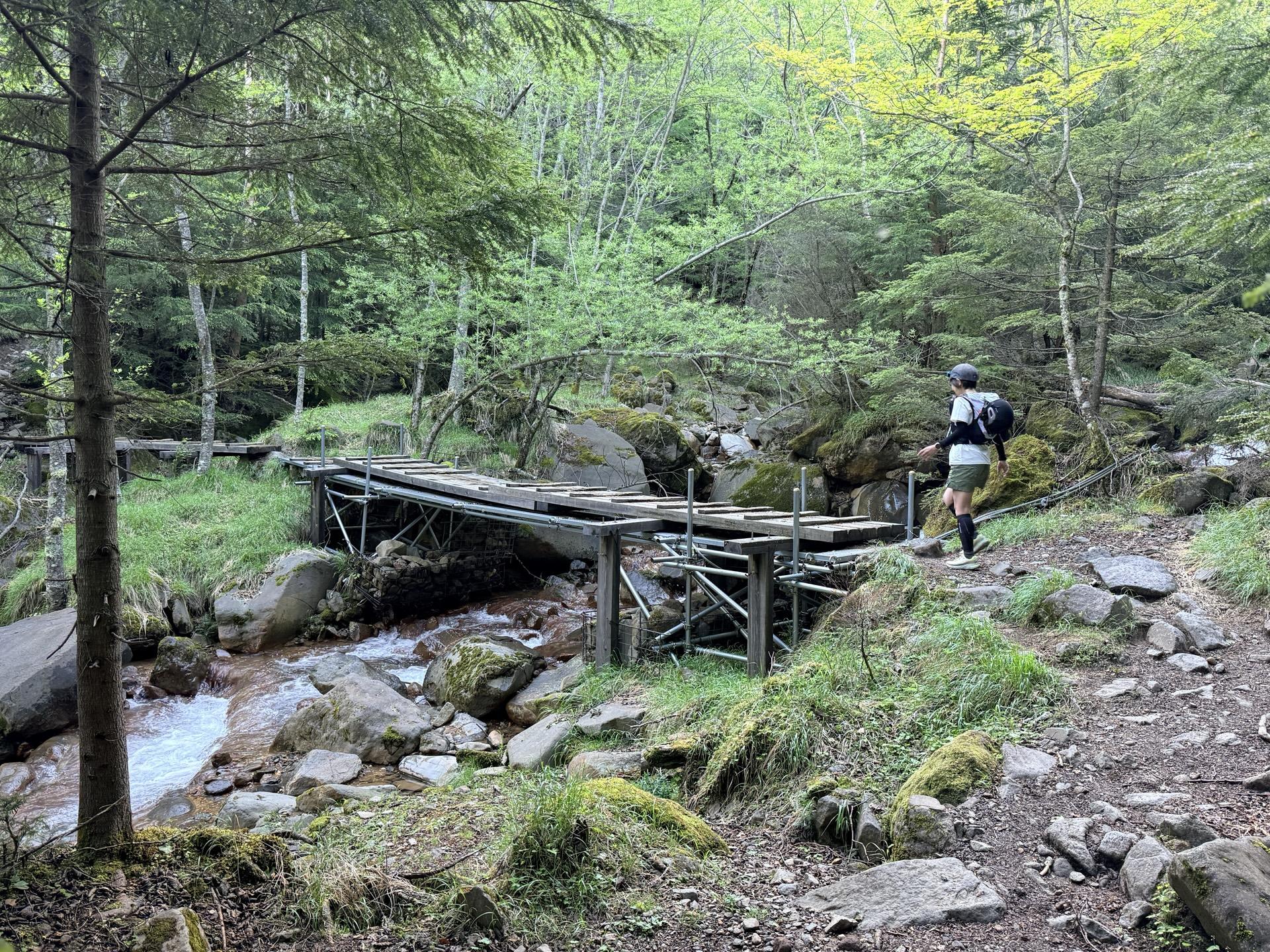 赤岳 北沢の橋と赤い沢