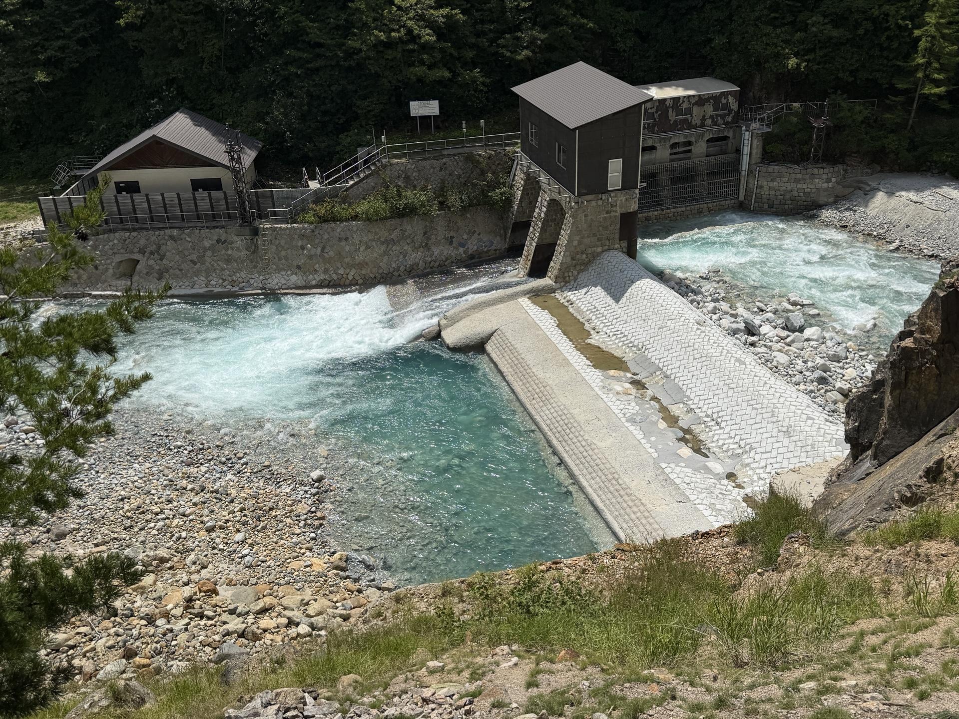 湯俣温泉 湯俣川の水の色