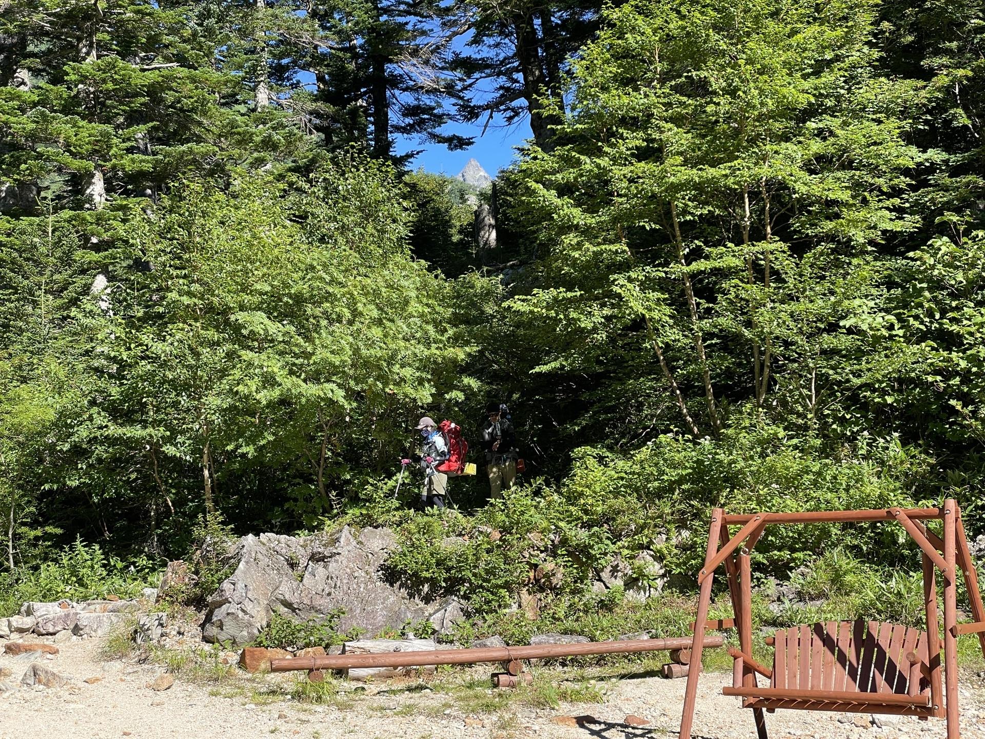 表銀座 下山 槍沢 下るほどに姿を変える槍ヶ岳。一歩ごとに高度を落としていきます。