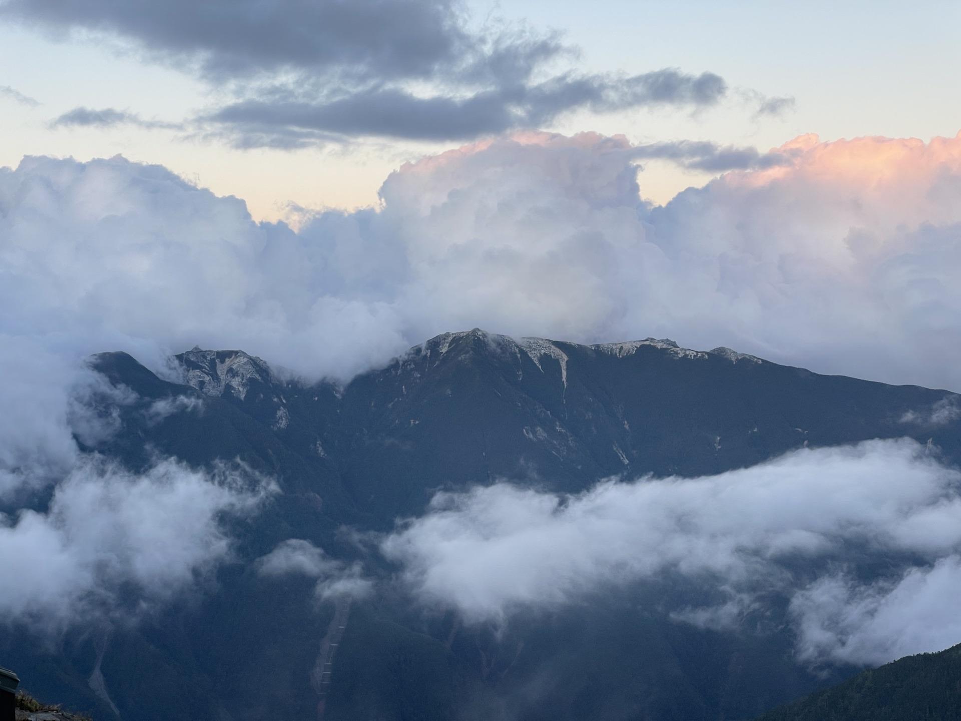 北岳 肩の小屋から望む鳳凰三山の夕景 2024年9月23日17時39分撮影