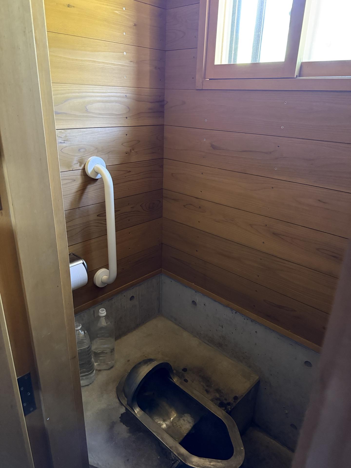 白山 殿ヶ池避難小屋 トイレ（和式・紙あり）
