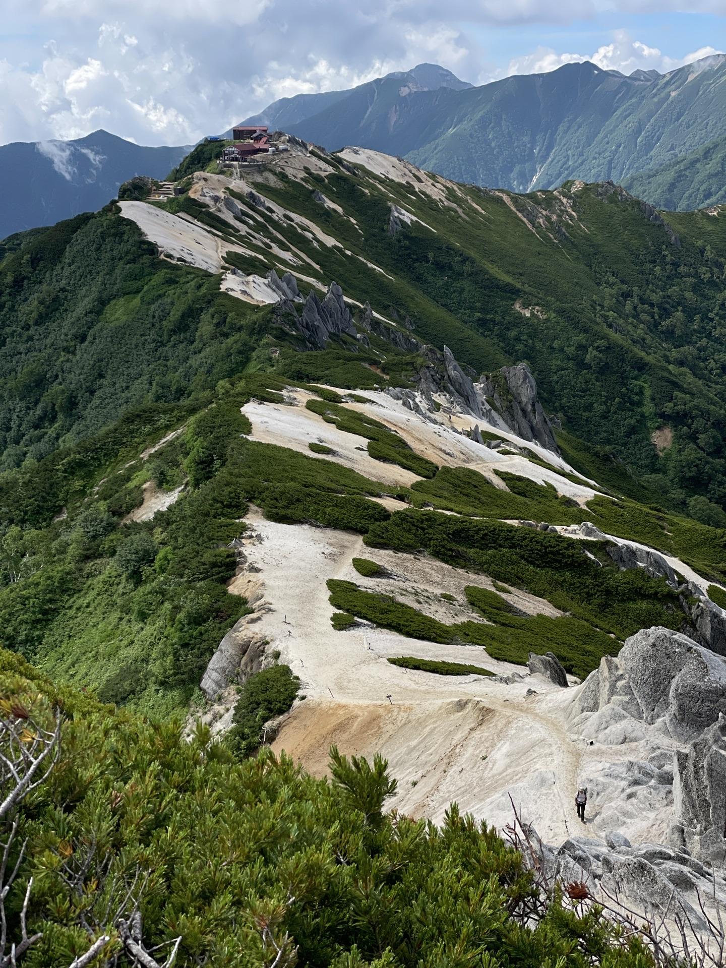 表銀座 燕山荘 稜線を振り返れば、歩いてきた道がくっきり。
