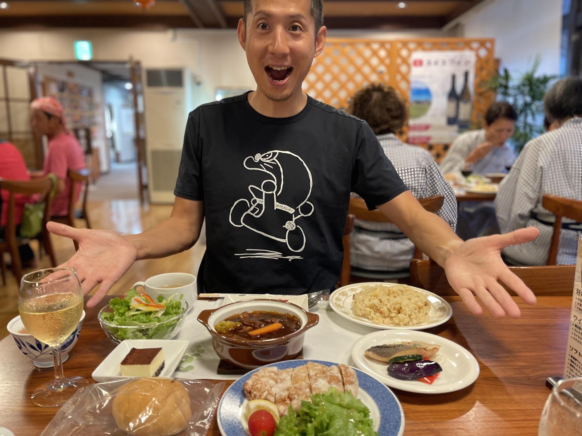表銀座 有明荘 食事 夕食はこのボリューム（ピラフとスープはおかわり自由）。