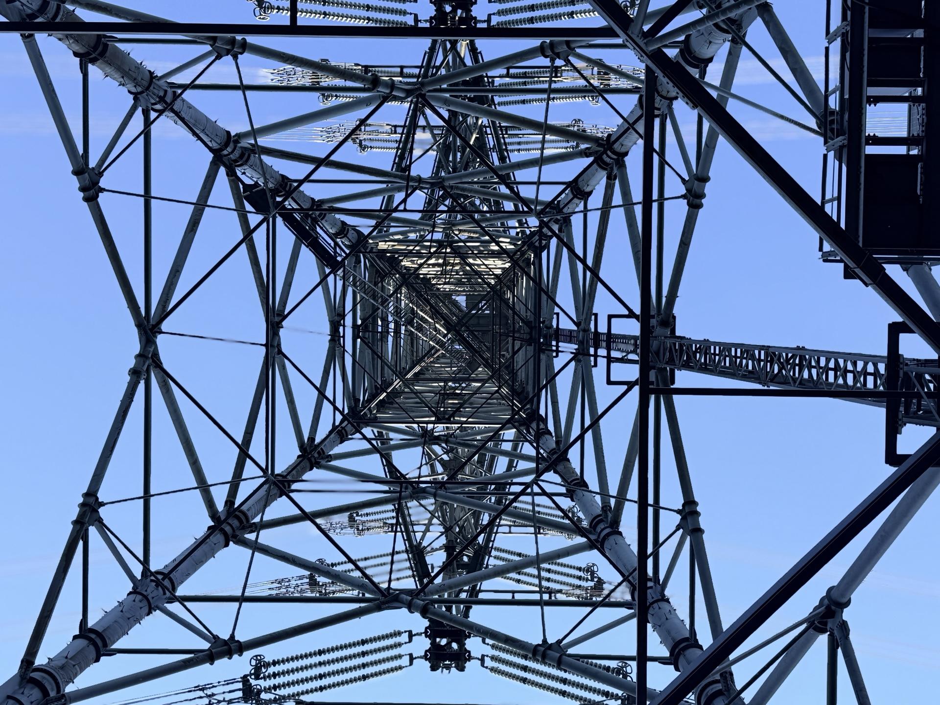 平標山 四合目の送電鉄塔。真下から見上げるとド迫力