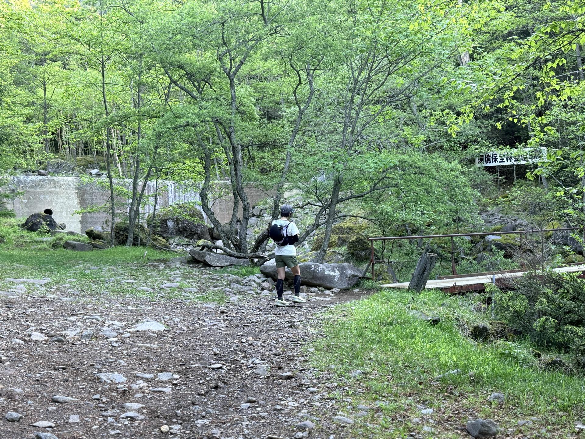赤岳 堰堤広場と登山道