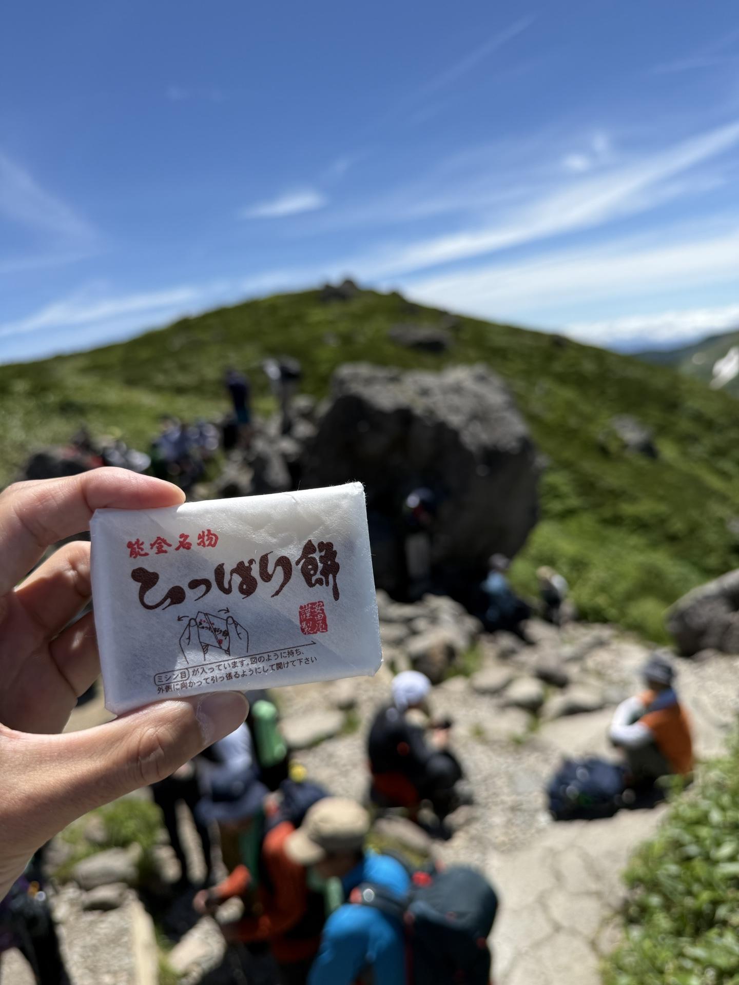 白山 黒ボコ岩を見ながら能登銘菓でひと息