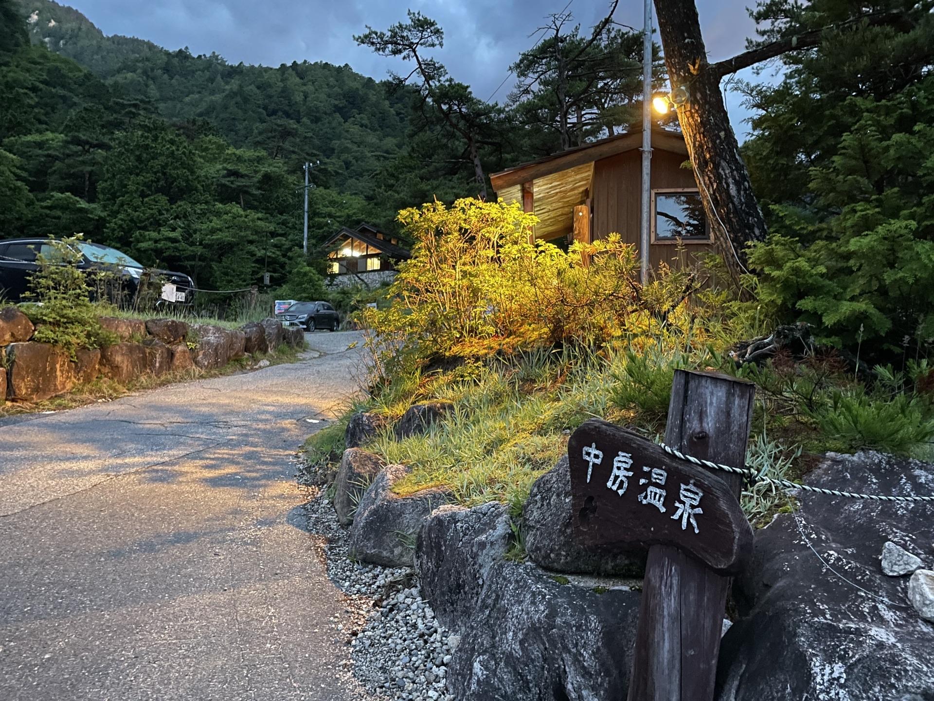 表銀座 合戦尾根 まだ暗いうちに出発。樹林帯の急登が始まります。