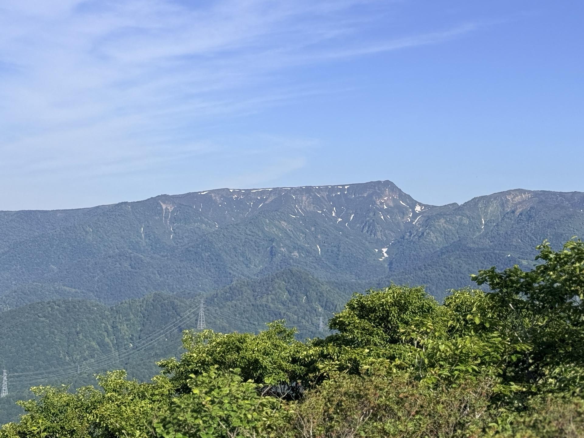 平標山 特徴的なテーブルマウンテン、苗場山