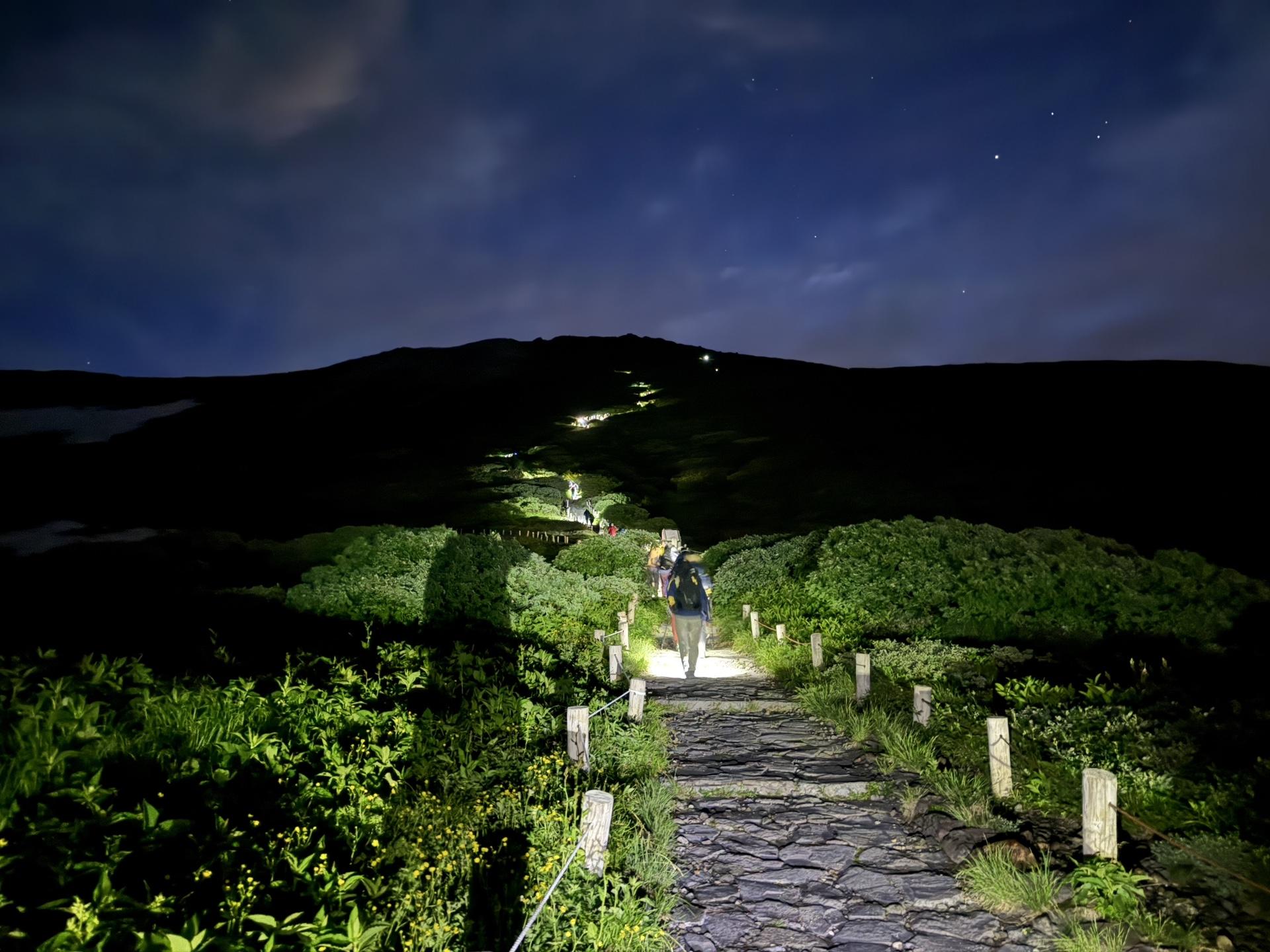 白山 御前峰 ご来光登山 ヘッドランプの列