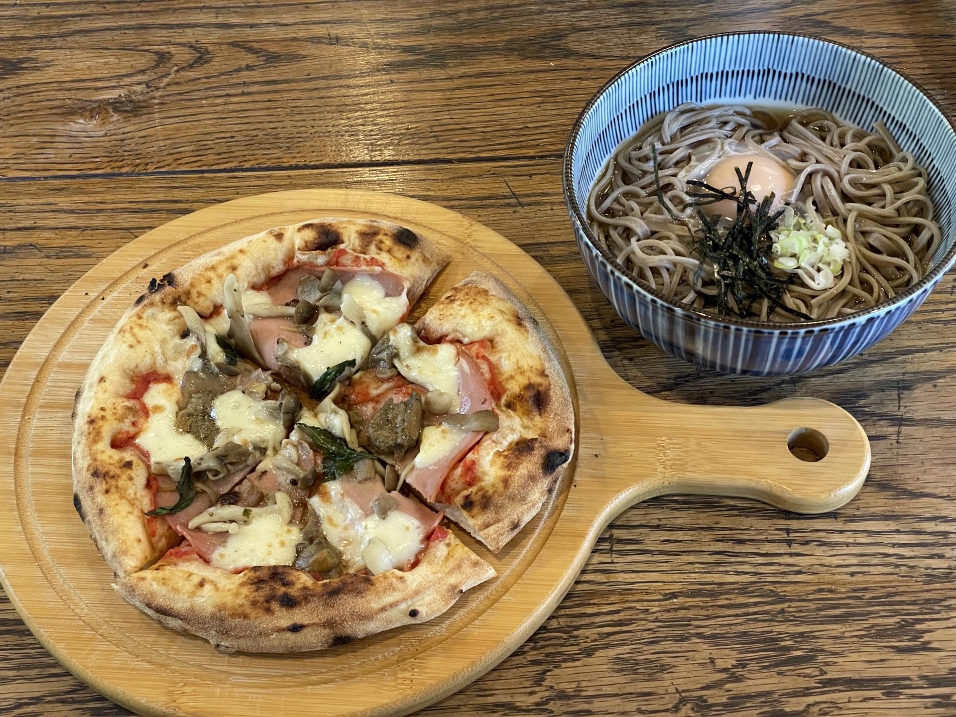 表銀座 徳沢園 ランチ 徳沢園のランチ。ハムときのこのピザと月見そば。