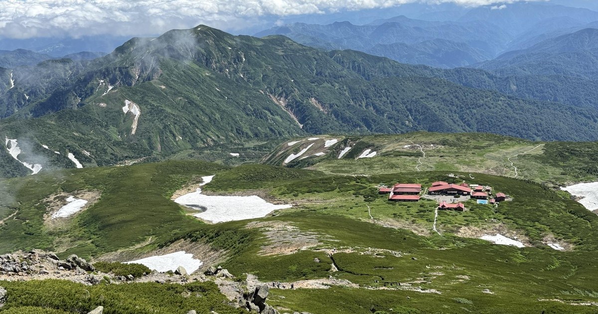 白山 御前峰から見下ろす白山室堂と別山