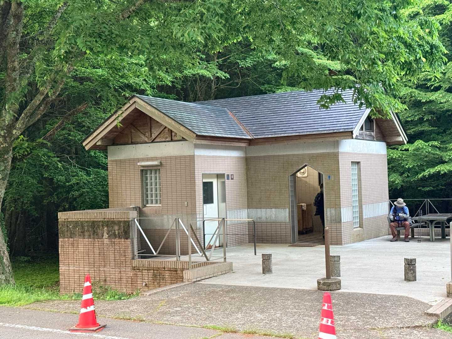 男池駐車場 トイレ 平治岳登山口 水洗トイレ
